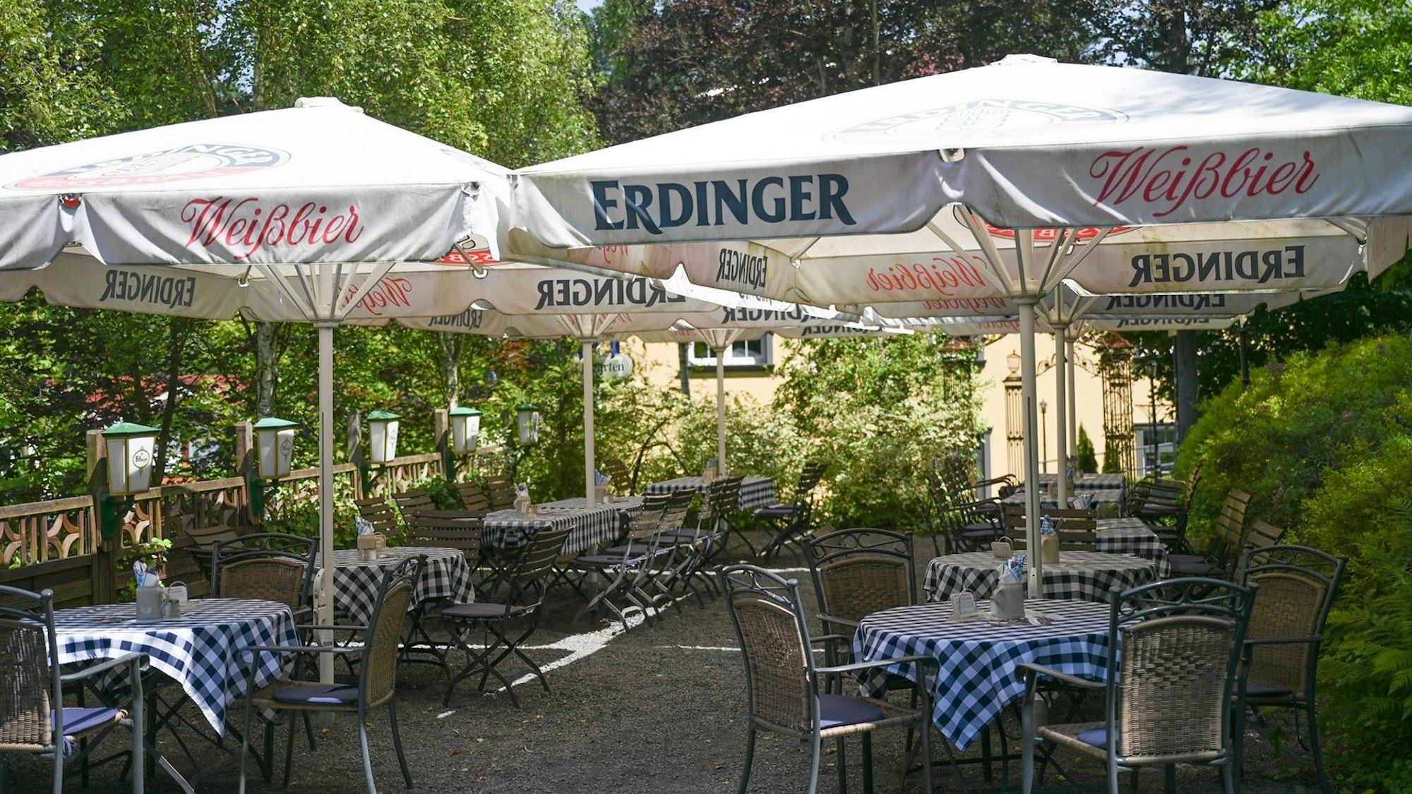 Blick in den Biergarten des Waldhotels.