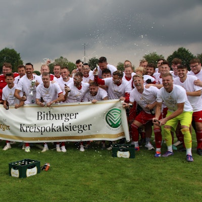 Spieler des TuS Zülpich bejubeln den Pokalsieg 2024.