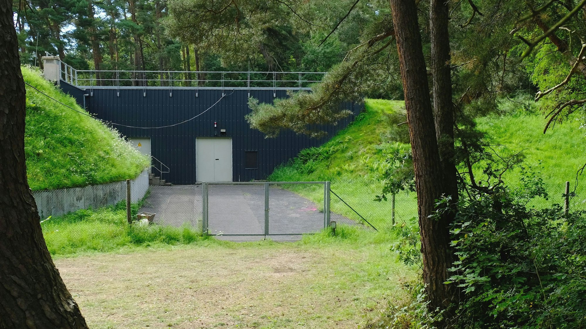 Der Trinkwasser-Hochbehälter in Mechernich liegt im Wald zwischen Bergwerksmuseum, Bleiberg-Kaserne und dem Ort Bergheim.