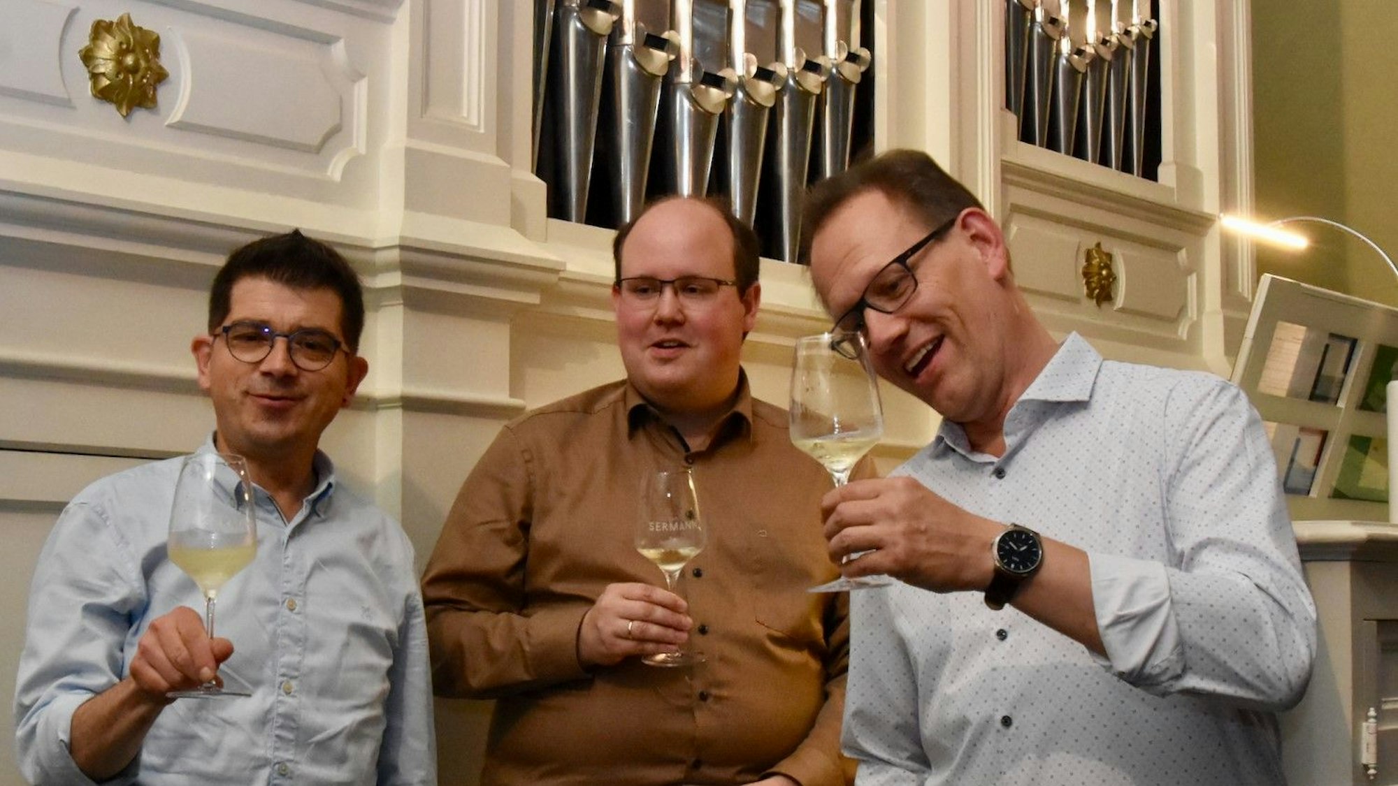 Premiere der Veranstaltung Orgel und Wein in Troisdorf
Das Organisten-Trio: Markus Prange, Simon Botschen und Guido Harzen (v.l.)