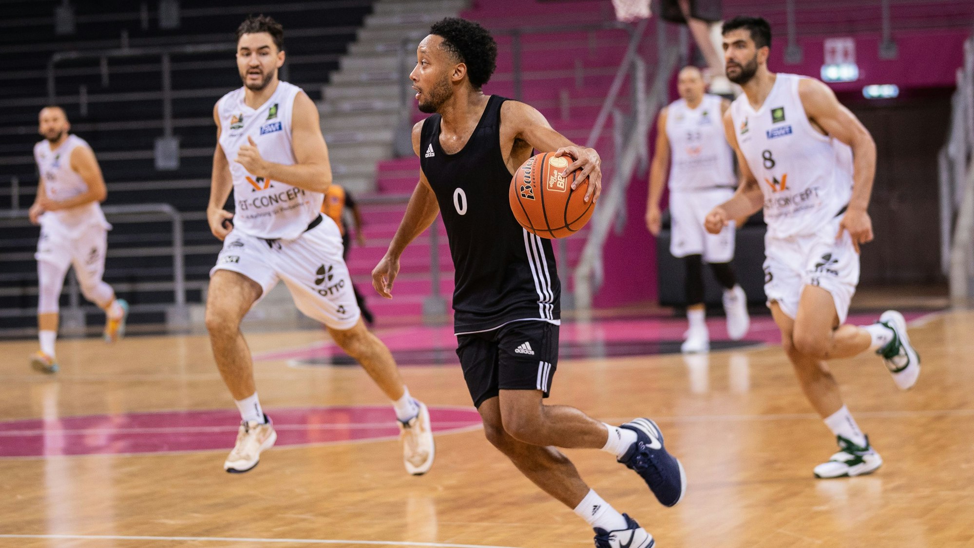 Bonns neuer Aufbauspieler Darius McGhee (Mitte) erinnert in seiner Spielweise an TJ Shorts, er erzielte 17 Punkte.