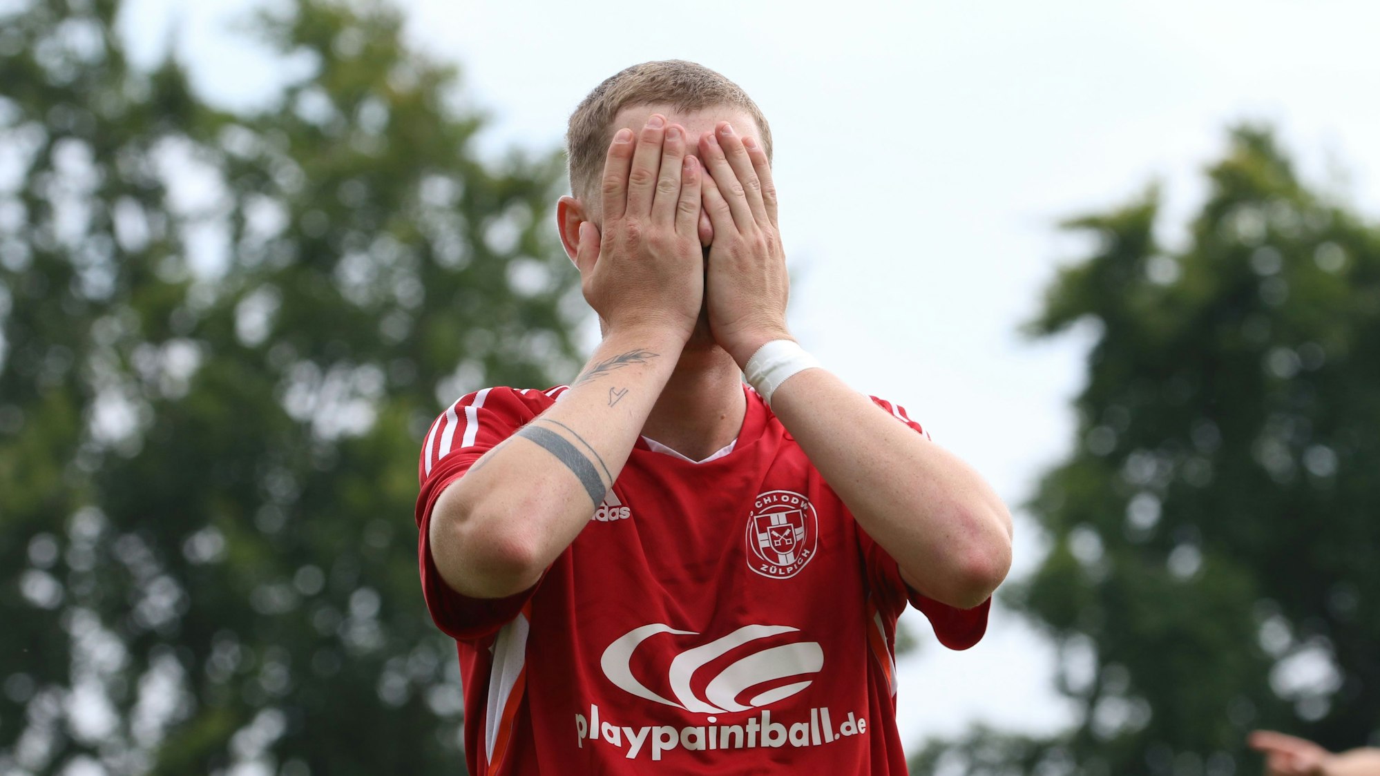 Dominik Spies hält sich die Hände vors Gesicht.