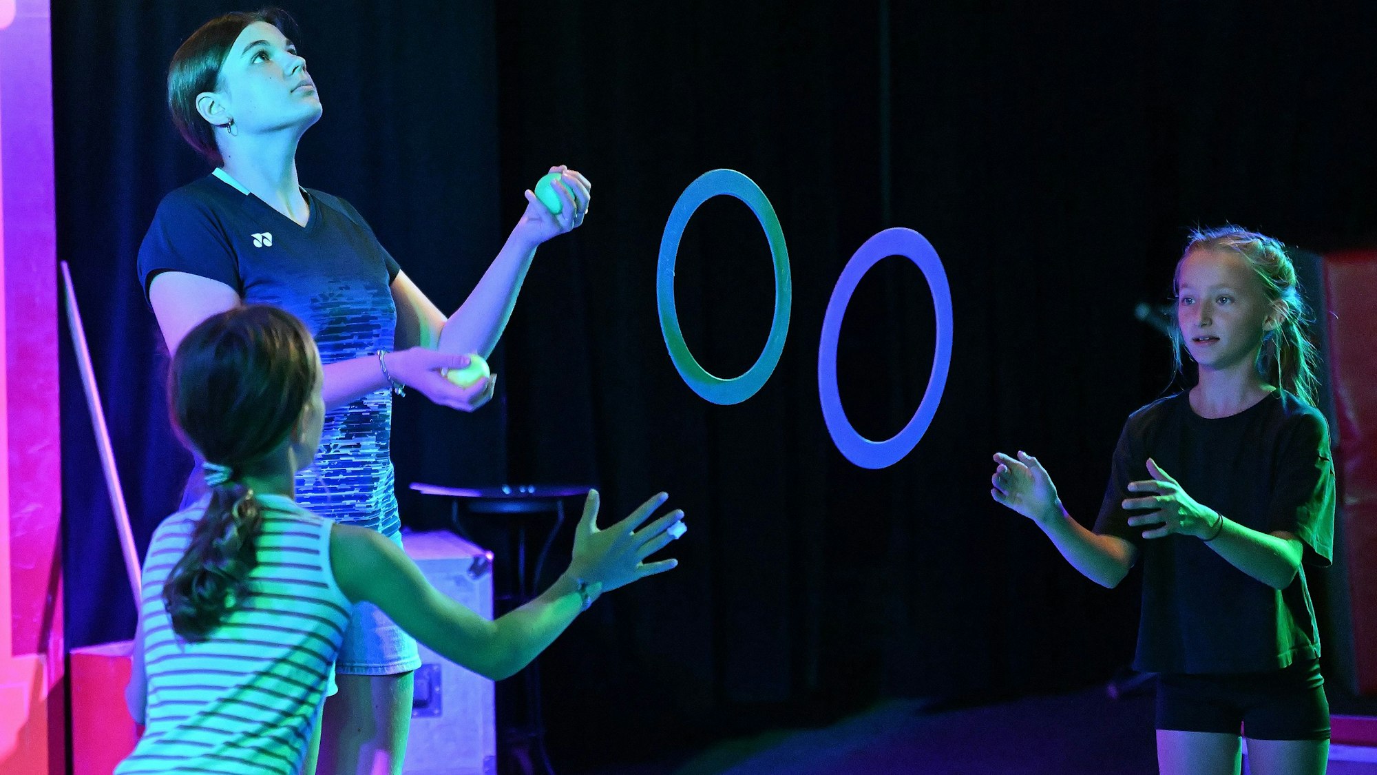 Generalprobe Zirkus-Projekt mit 120 Kindern und Jugendlichen im Zirkus Zappzarap.