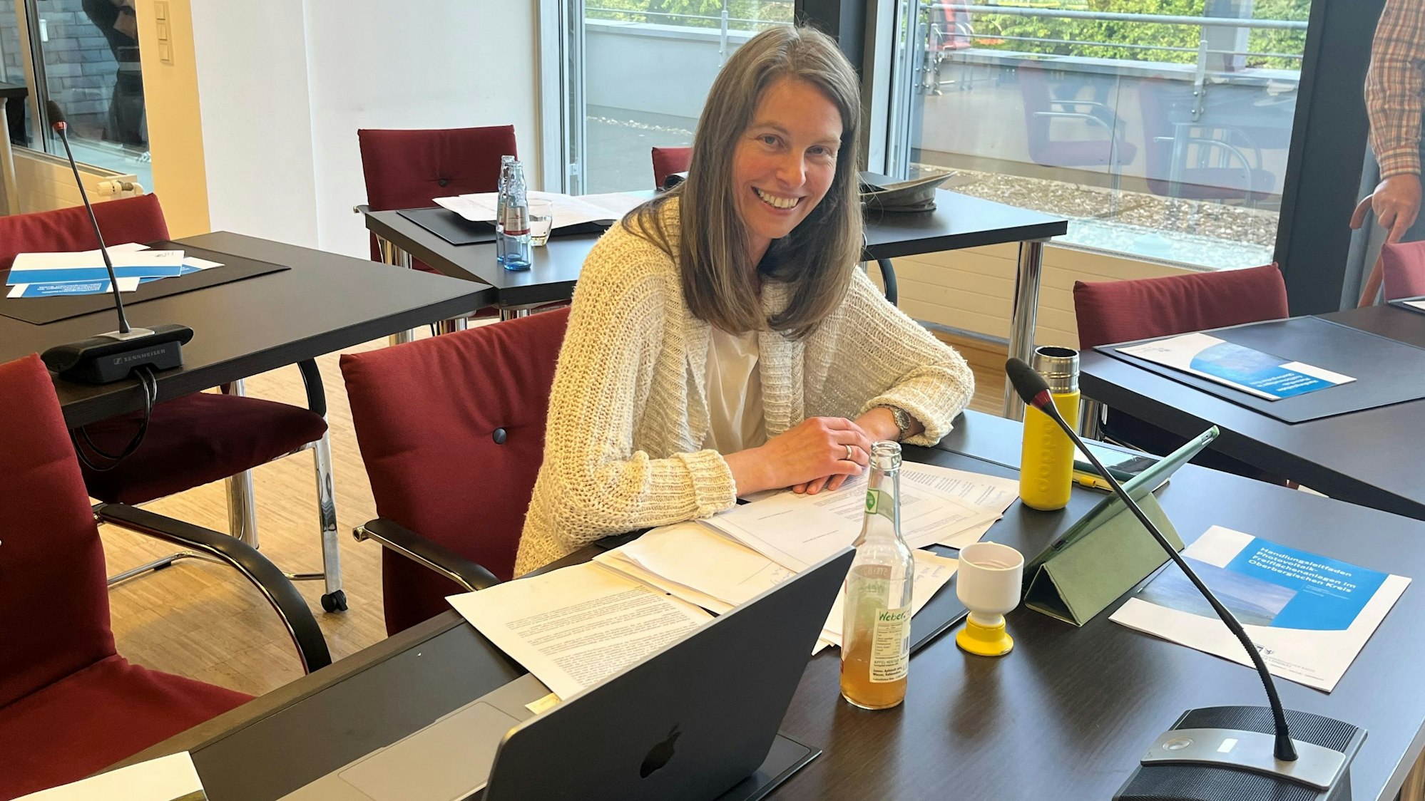 Iris Kunadt sitzt an einem Schreibtisch.