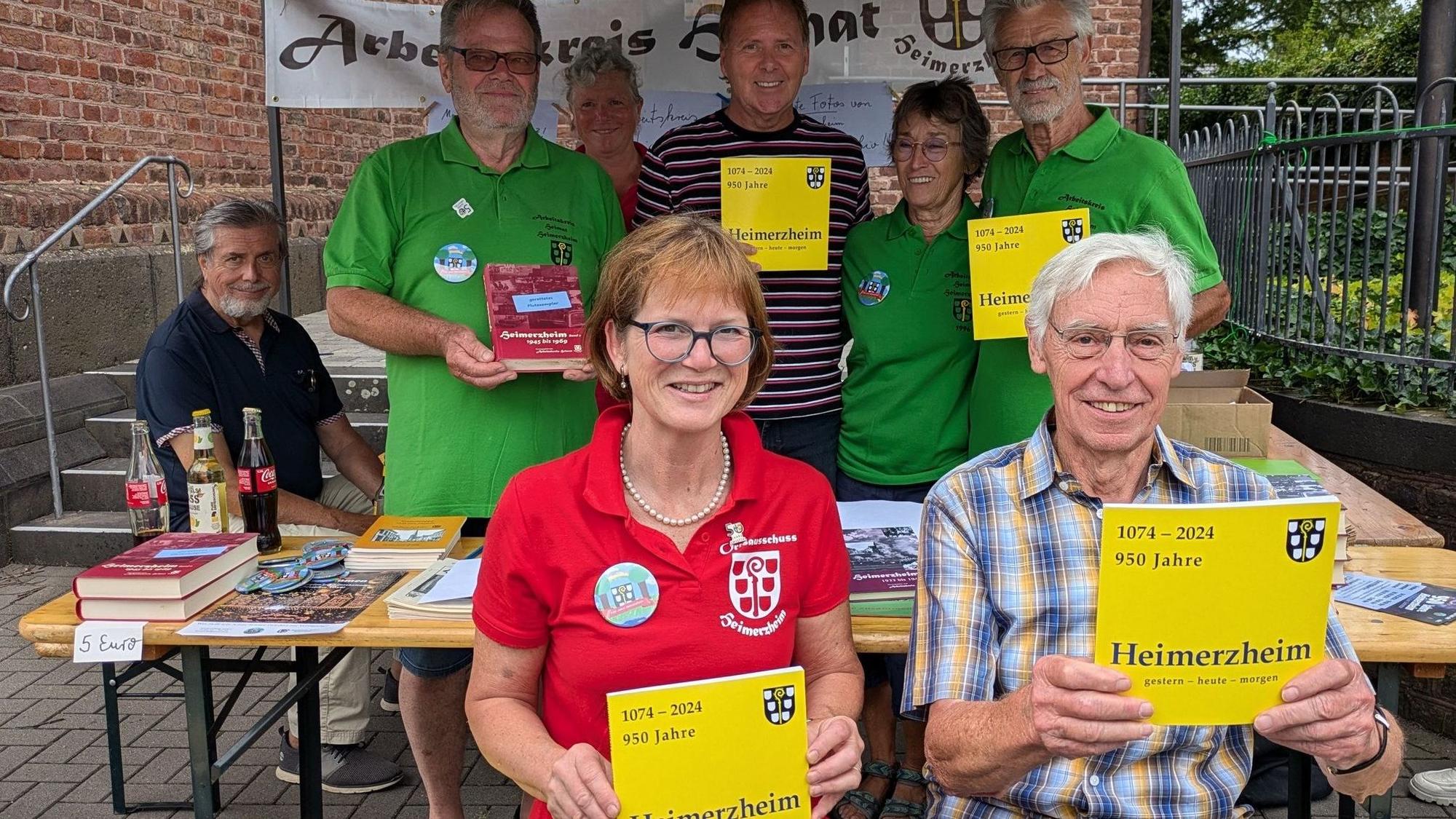 Angelika Neubauer und Hermann Schlagheck vom Ortsausschuss präsentieren am Stand des Arbeitskreises Heimat das Jubiläumsbuch.