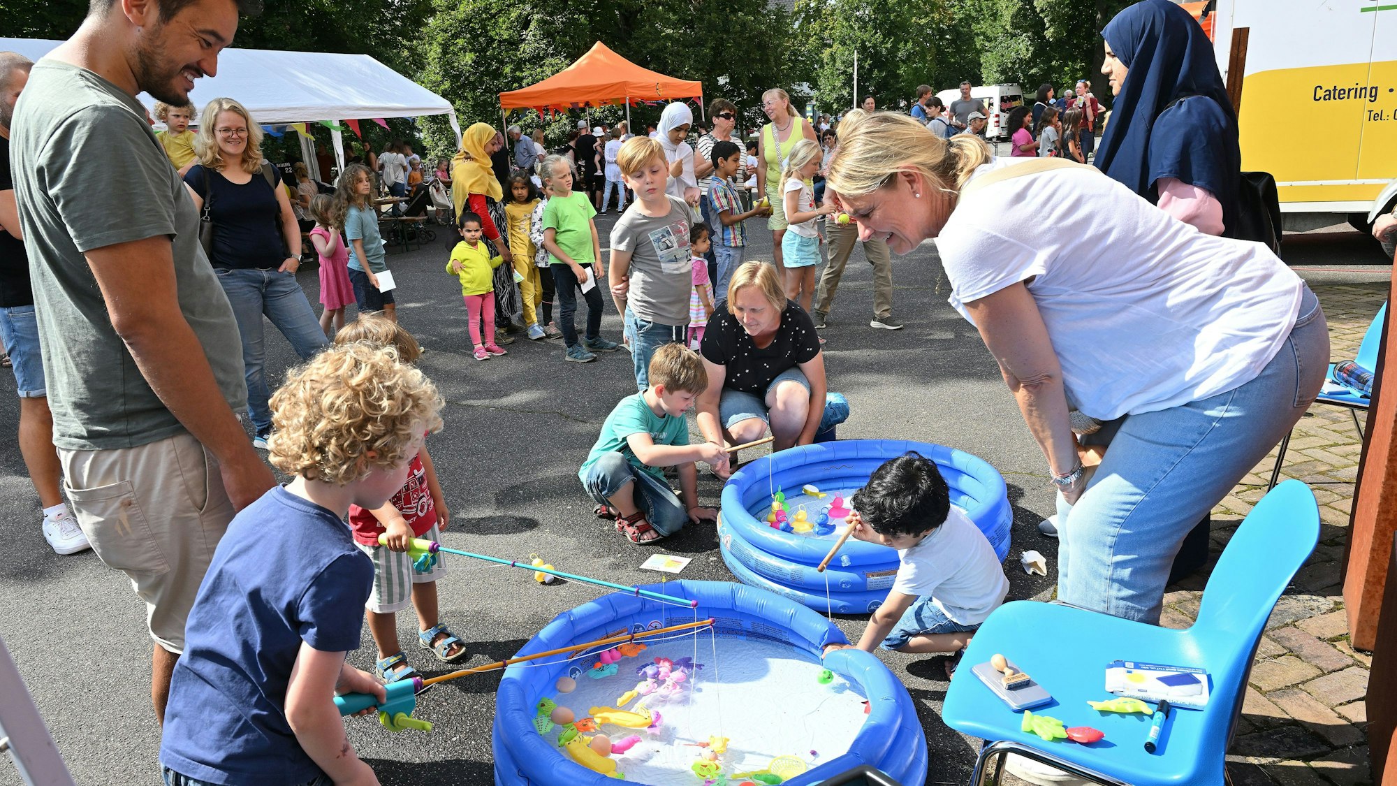 Beim Heidkamper Spielefest angeln Kinder in einem Plantschbecken.