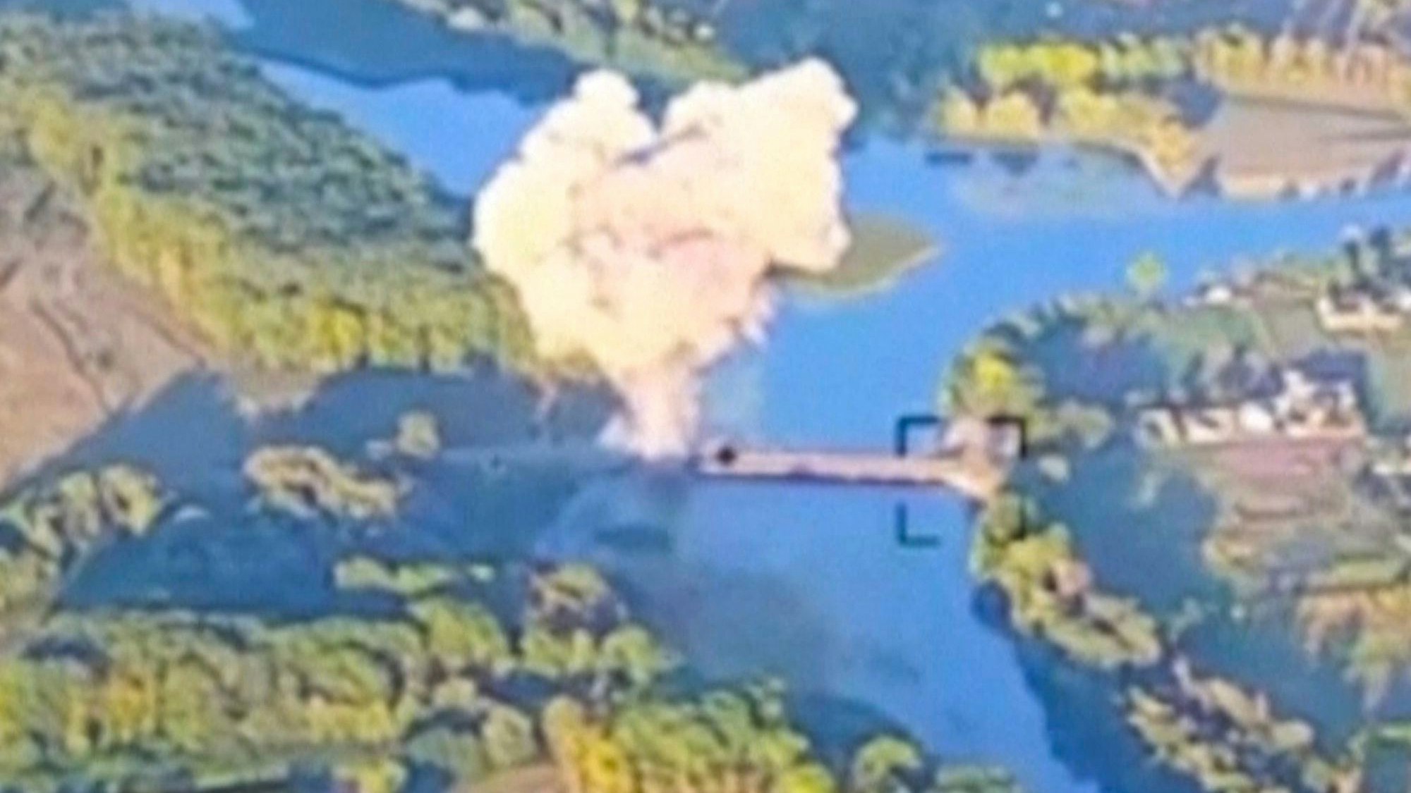 In diesem von den ukrainischen Streitkräftenam 18.08.2024 veröffentlichten Bild ist die Zerstörung einer wichtigen Brücke in der russischen Region Kursk zu sehen.