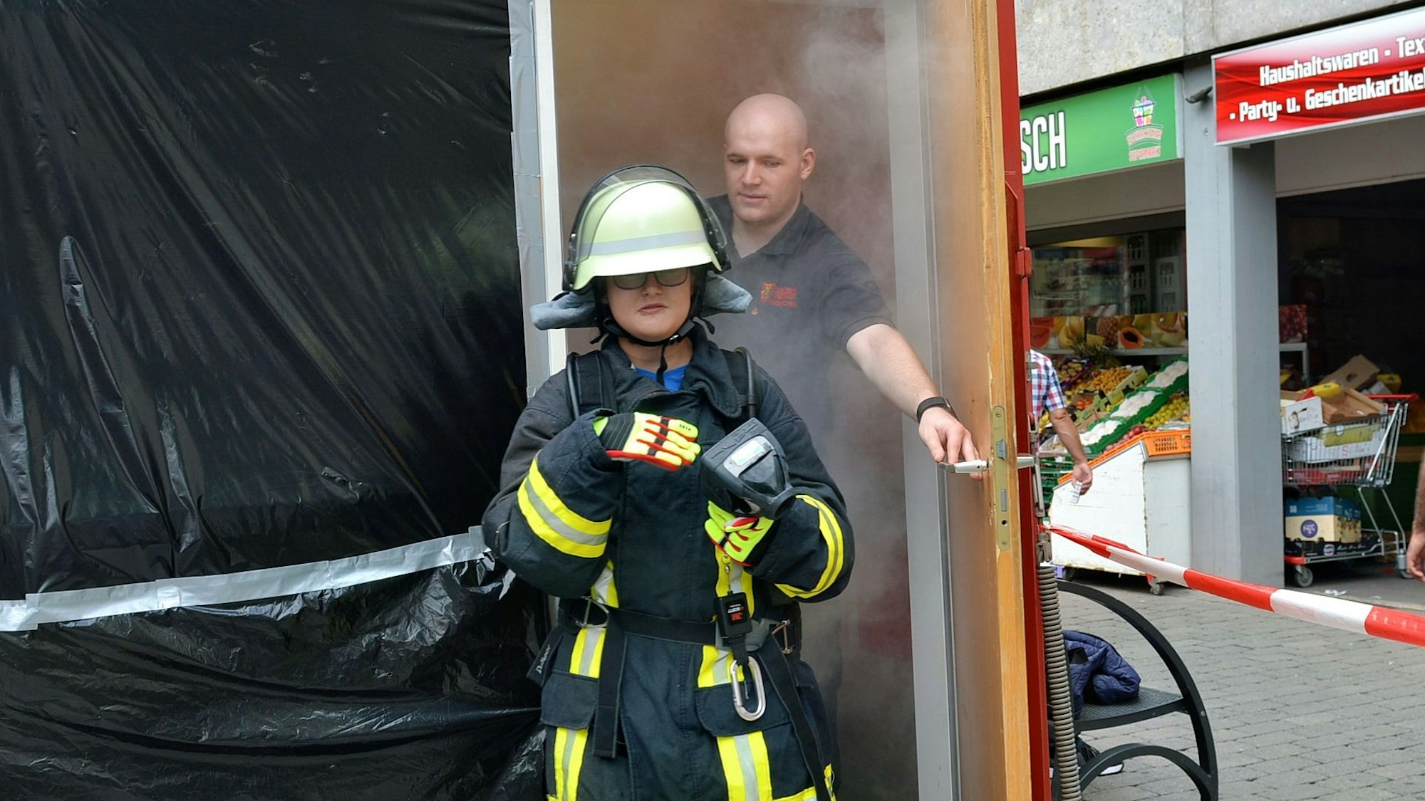 Eine 15-Jährige trägt beim Aktionstag in Euskirchen und geht, ausgestattet mit einer Wärmebildkamera, in einen mithilfe einer Nebelmaschine verrauchten Raum.