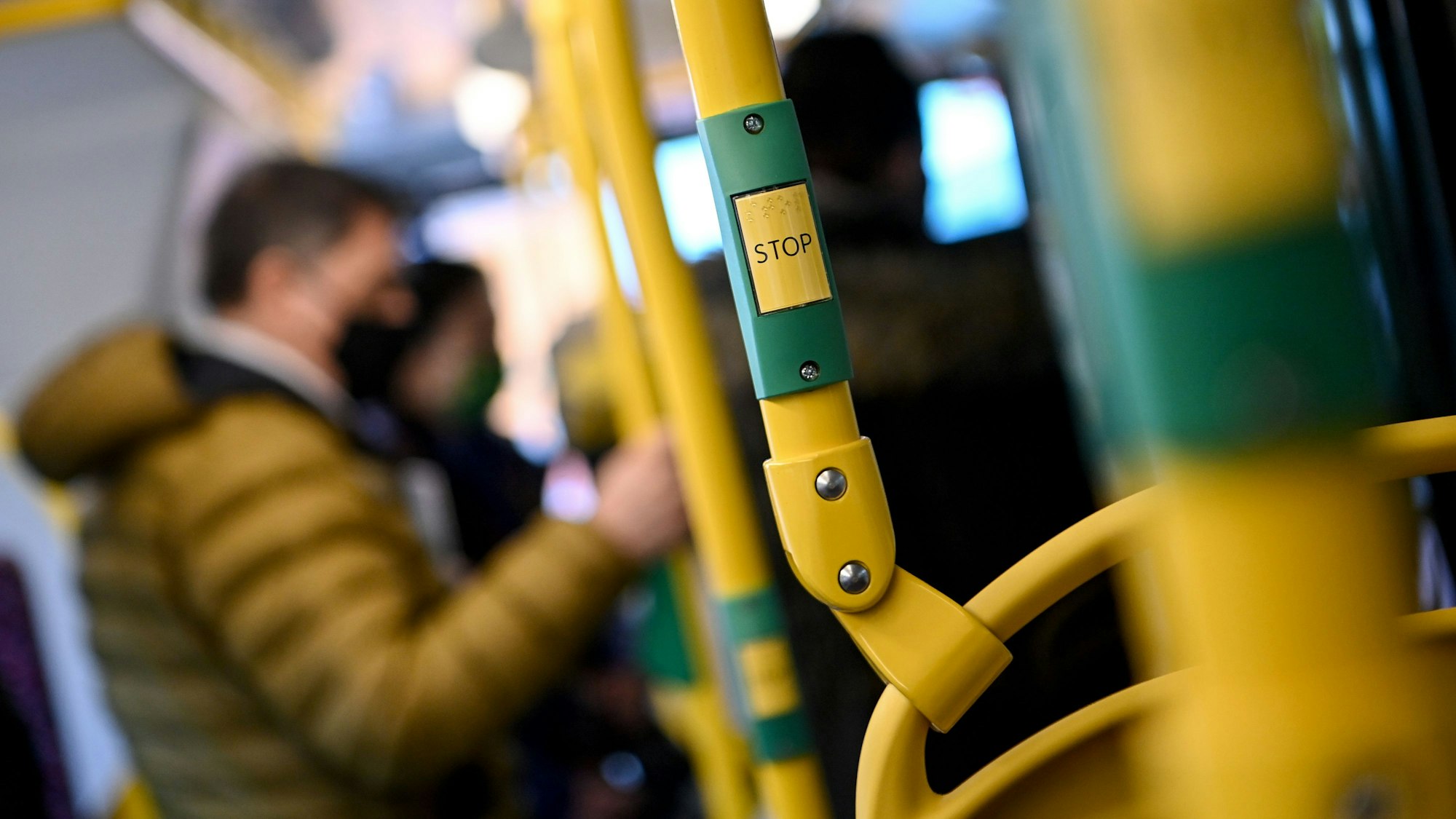 Das Symbolbild zeigt Fahrgäste in einem Bus.
