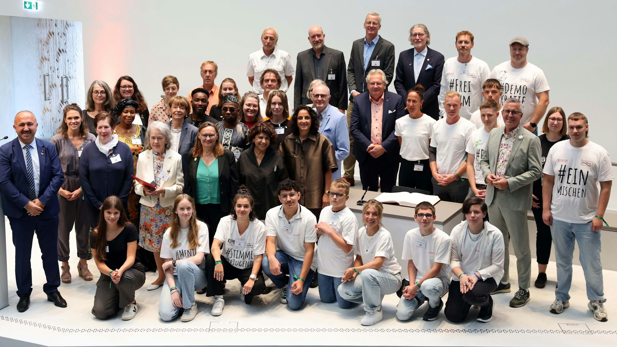 Ohne sie wäre die Kölner Stadtgesellschaft nicht dieselbe: Ehrenamtlich engagierte Kölnerinnen und Kölner mit OB und Bürgermeistern.