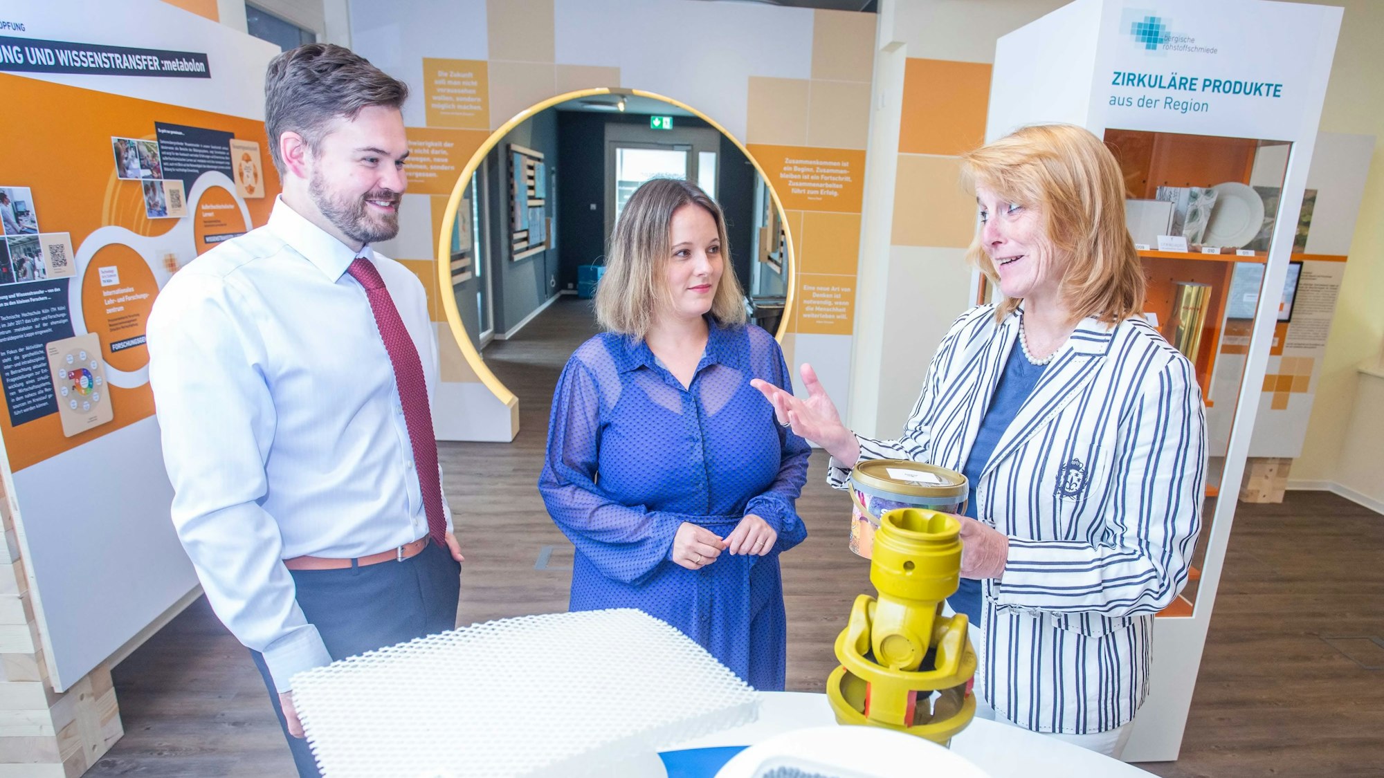 Beispiele für nachhaltige Produkte heimischer Firmen zeigte Monika Lichtinghagen-Wirths (r.) Jessika Rosenthal und Pascal Reinhardt.
