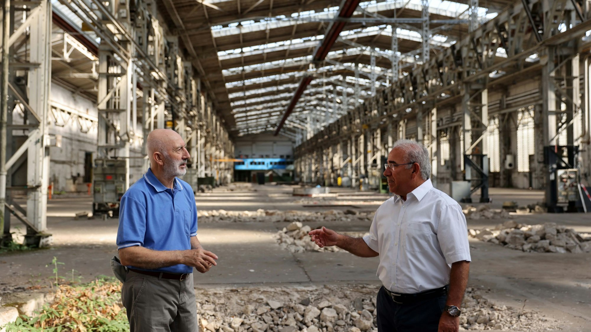Mitat Özdemir (links) hat lange in der Halle gearbeitet, die er jetzt mit Ali Kemal Gün vom Verein Domid wieder betrat. Er kam mit 18 Jahren nach Köln.