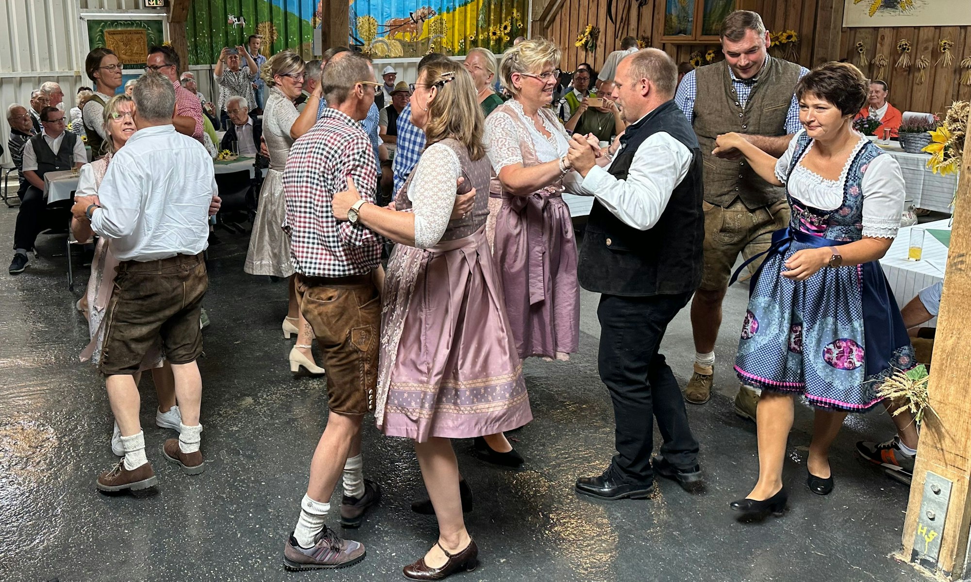 Mit anderen Erntepaaren aus der Region wurde der Tanz in der Festhalle eröffnet.