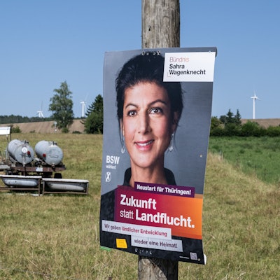 Ottstedt Am Berge: Ein Wahlplakat der Partei Bündnis Sahra Wagenknecht (BSW) mit dem Slogan „Zukunft statt Landflucht“ hängt an einem Pfahl