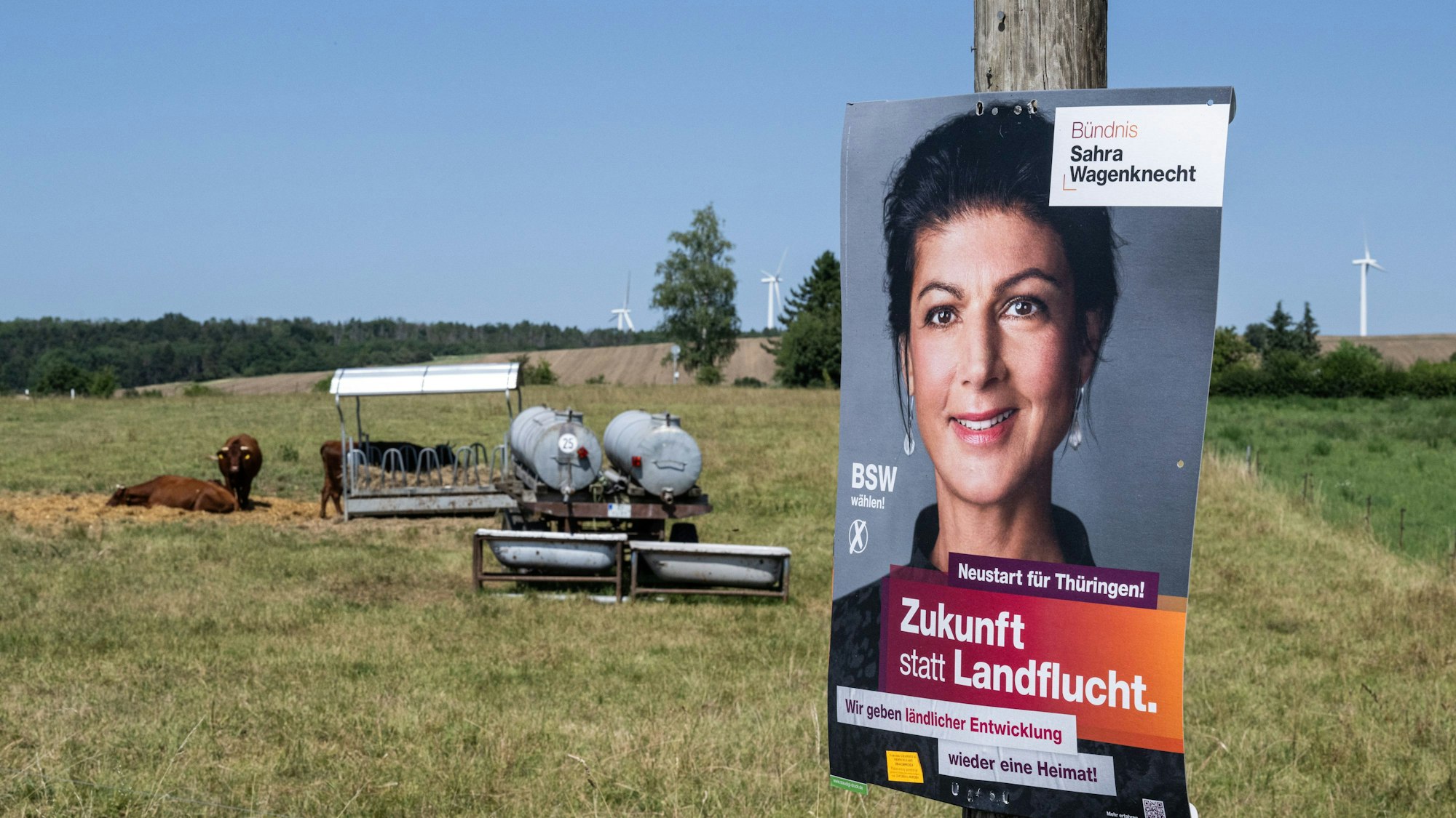 Ottstedt Am Berge: Ein Wahlplakat der Partei Bündnis Sahra Wagenknecht (BSW) mit dem Slogan „Zukunft statt Landflucht“ hängt an einem Pfahl