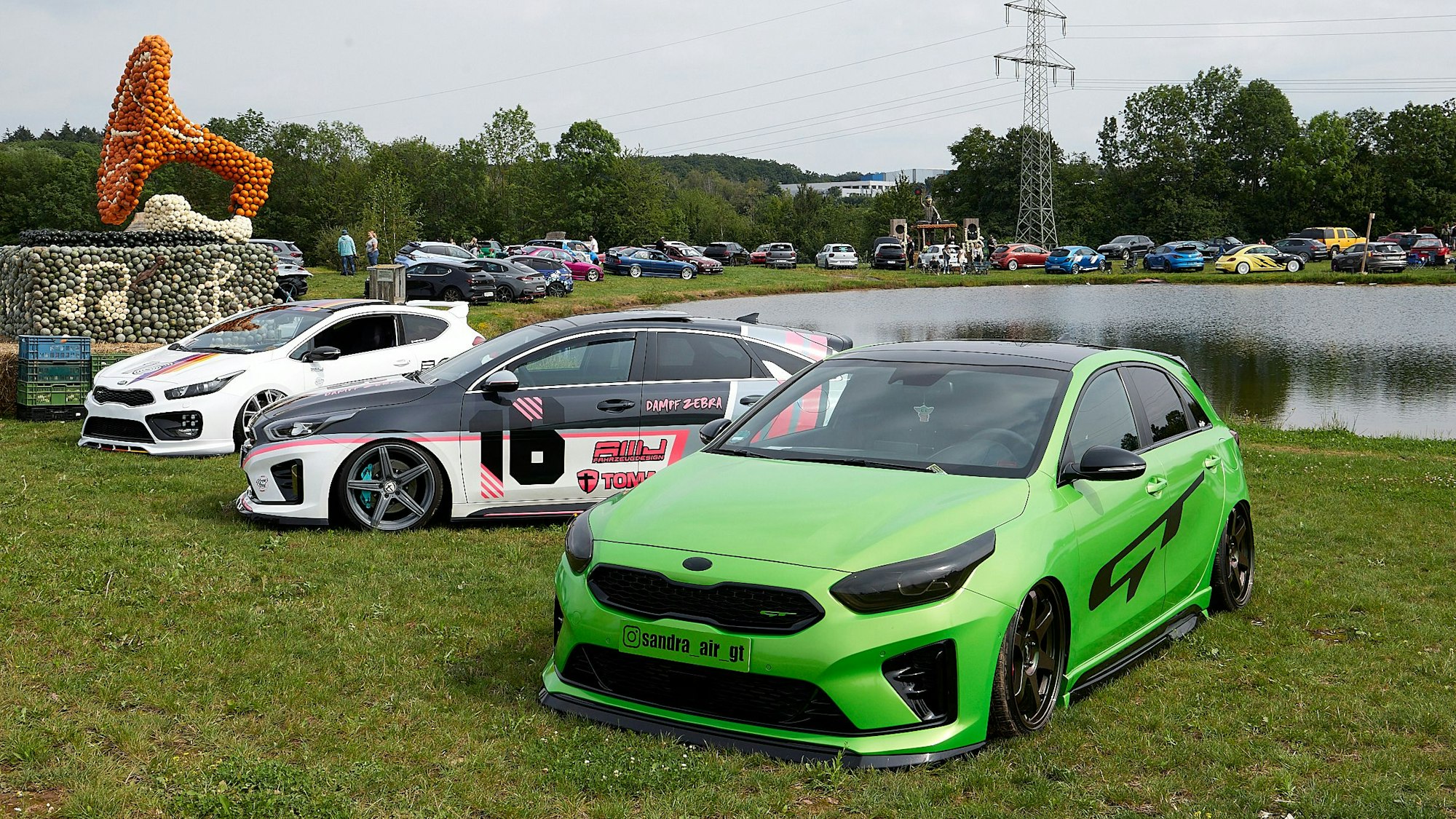 Mehrere getunte Fahrzeuge stehen bei einem Treffen am Weiher auf dem Krewelshof in Obergartzem.