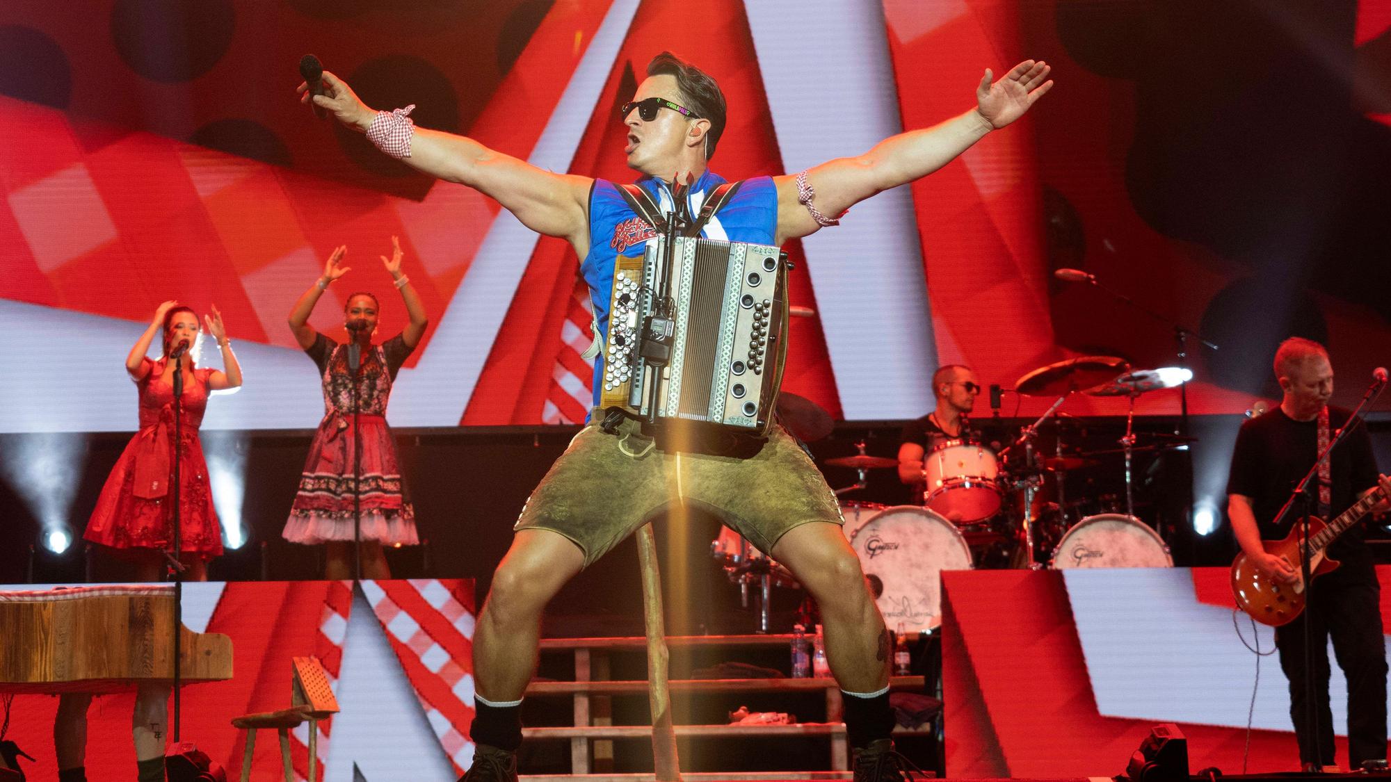 Andreas Gabalier bei einem Konzert auf der Bühne.