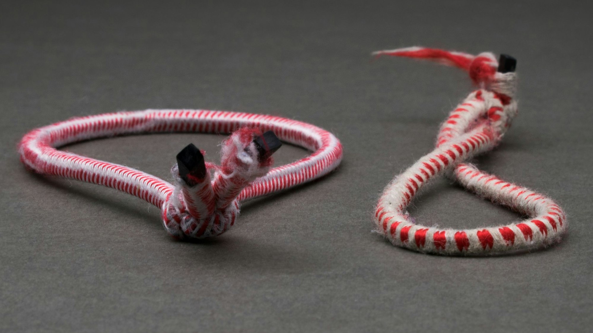 Mit zwei Hosenbändern in rot-weiß wird die Flucht eines Mannes aus Syrien greifbar.