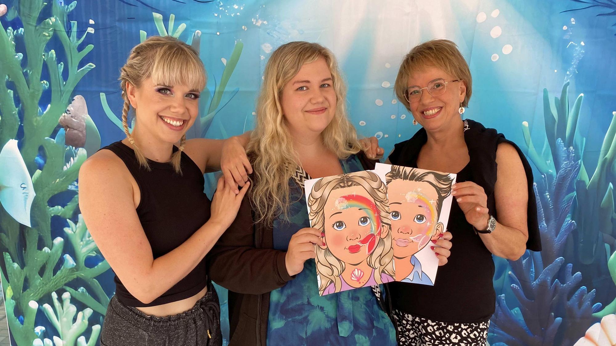 Theater für die ganze Familie von einer ganzen Familie: (v.l.) Theaterleiterin Christina Stephan, ihre Schwester Franziska Stephan und ihre Tante Monika Thrun vor einer Unterwasser-Motiv-Wand.