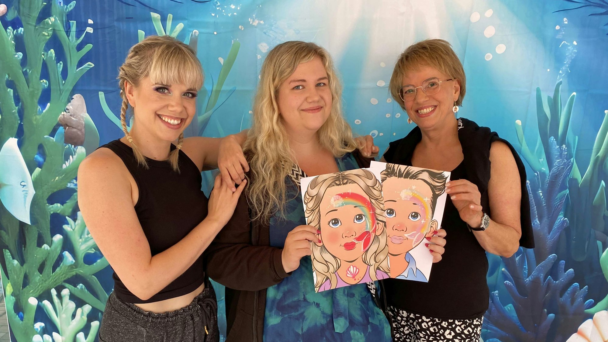 Theater für die ganze Familie von einer ganzen Familie: (v.l.) Theaterleiterin Christina Stephan, ihre Schwester Franziska Stephan und ihre Tante Monika Thrun vor einer Unterwasser-Motiv-Wand.