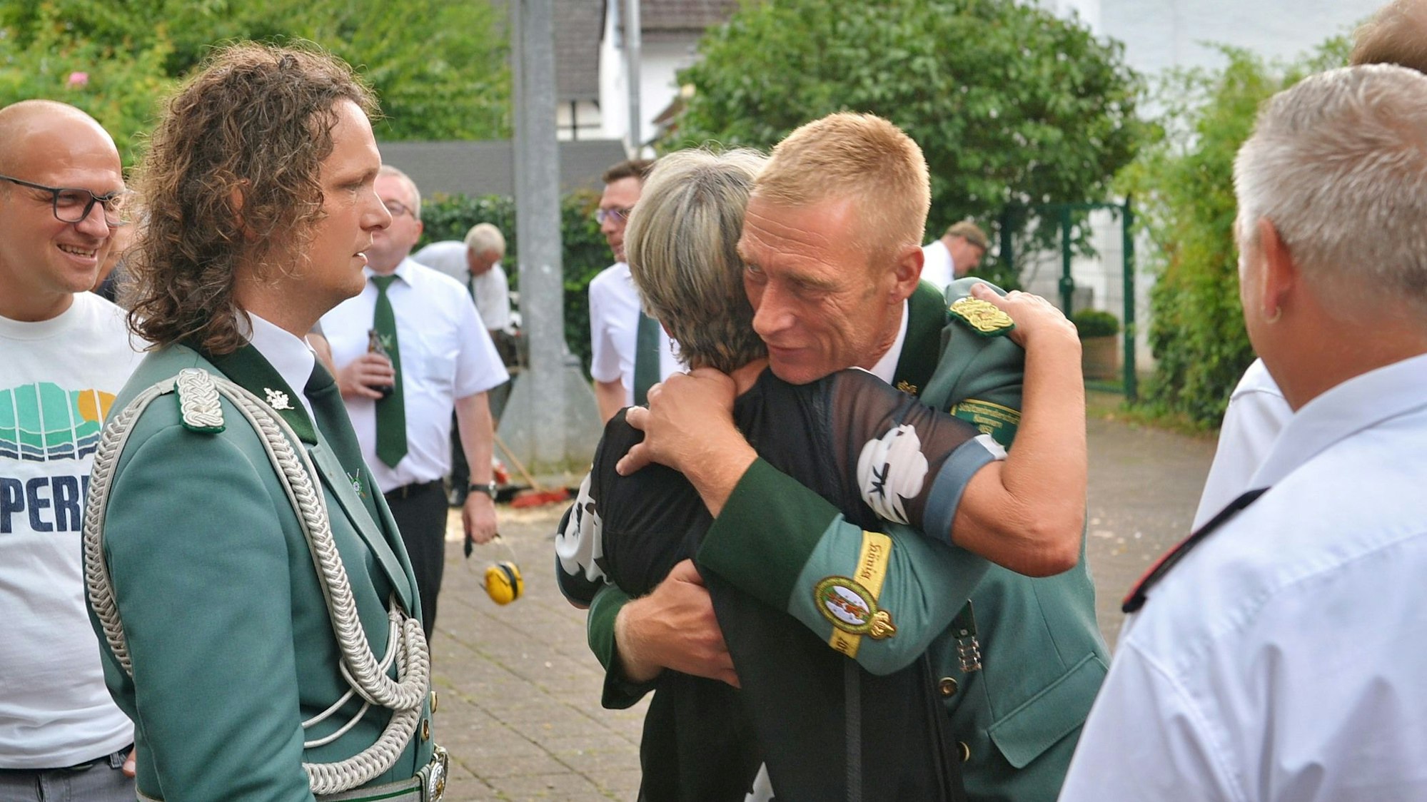 Die Schützen drängen sich um Thomas Bank.