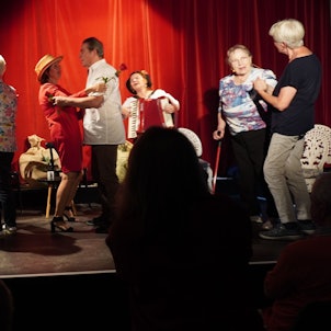 Frauen und Männer beim Standard-Tanzen