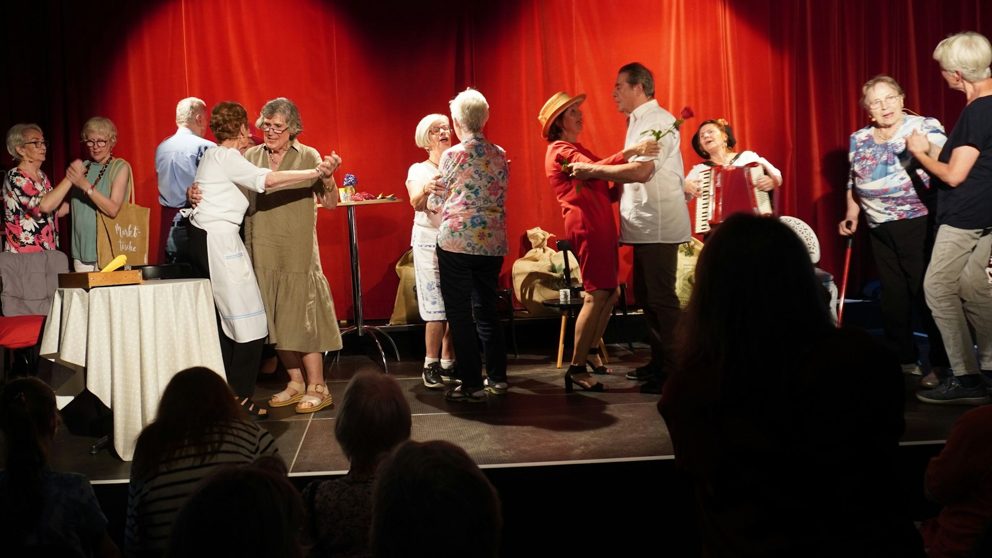 Frauen und Männer beim Standard-Tanzen