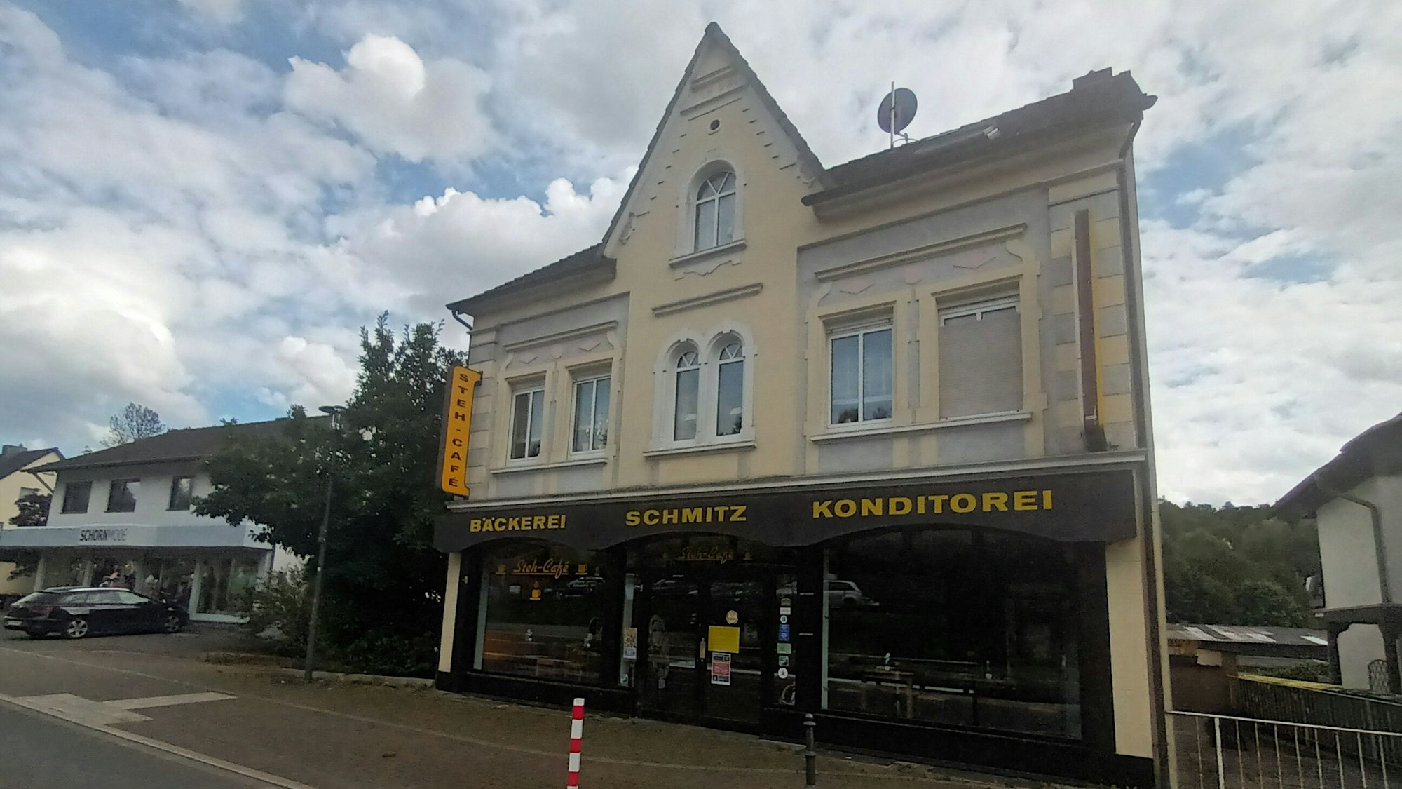 Ein Wohnhaus mit einer Bäckerei im Erdgeschoss.