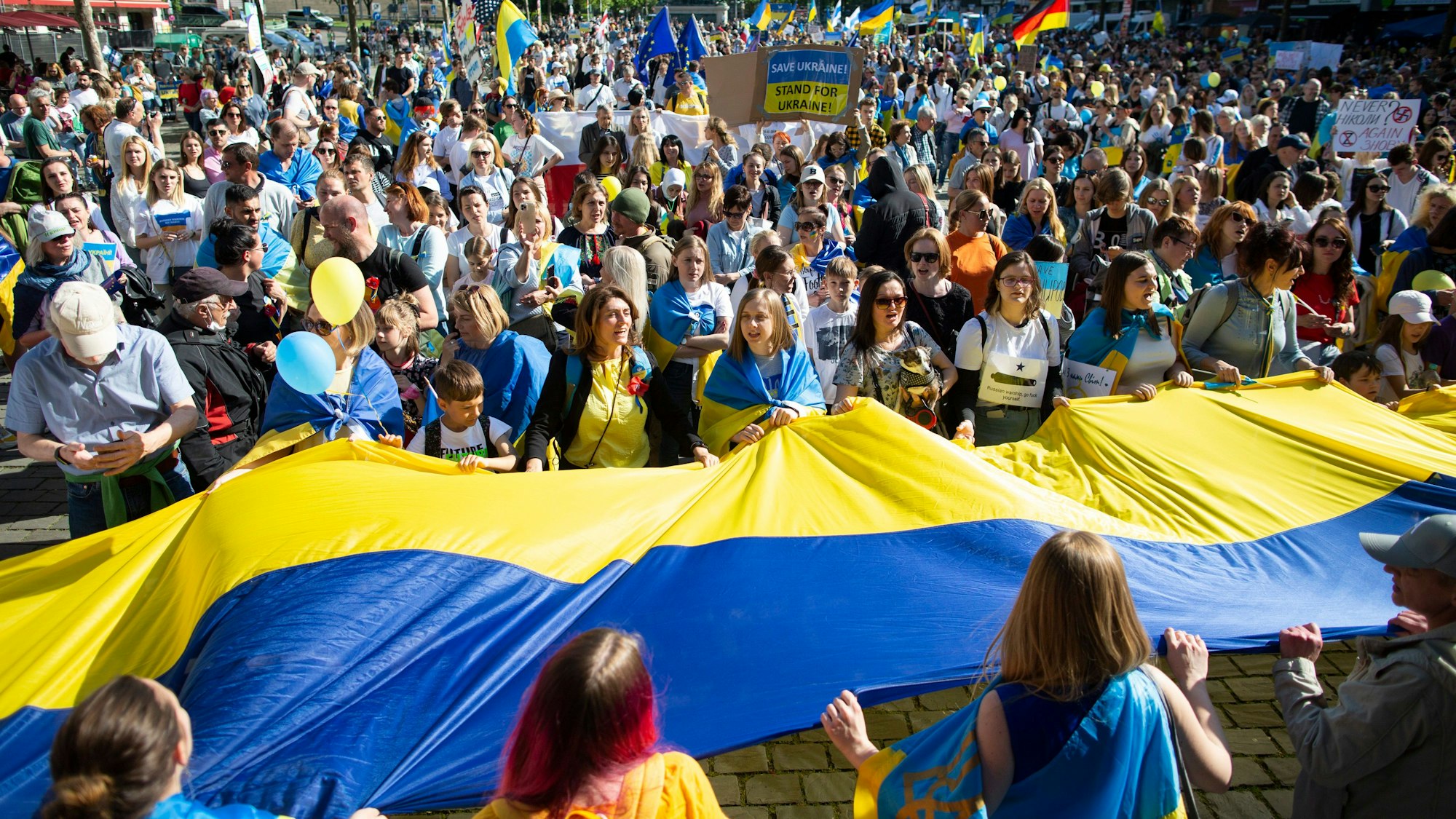 Köln: Zahlreiche Teilnehmer der Friedens-Demonstration „Solidarität mit der Ukraine“ stehen bei der Abschlusskundgebung auf dem Kölner Heumarkt. Ein Protest in einfacheren Zeiten. (Archiv)