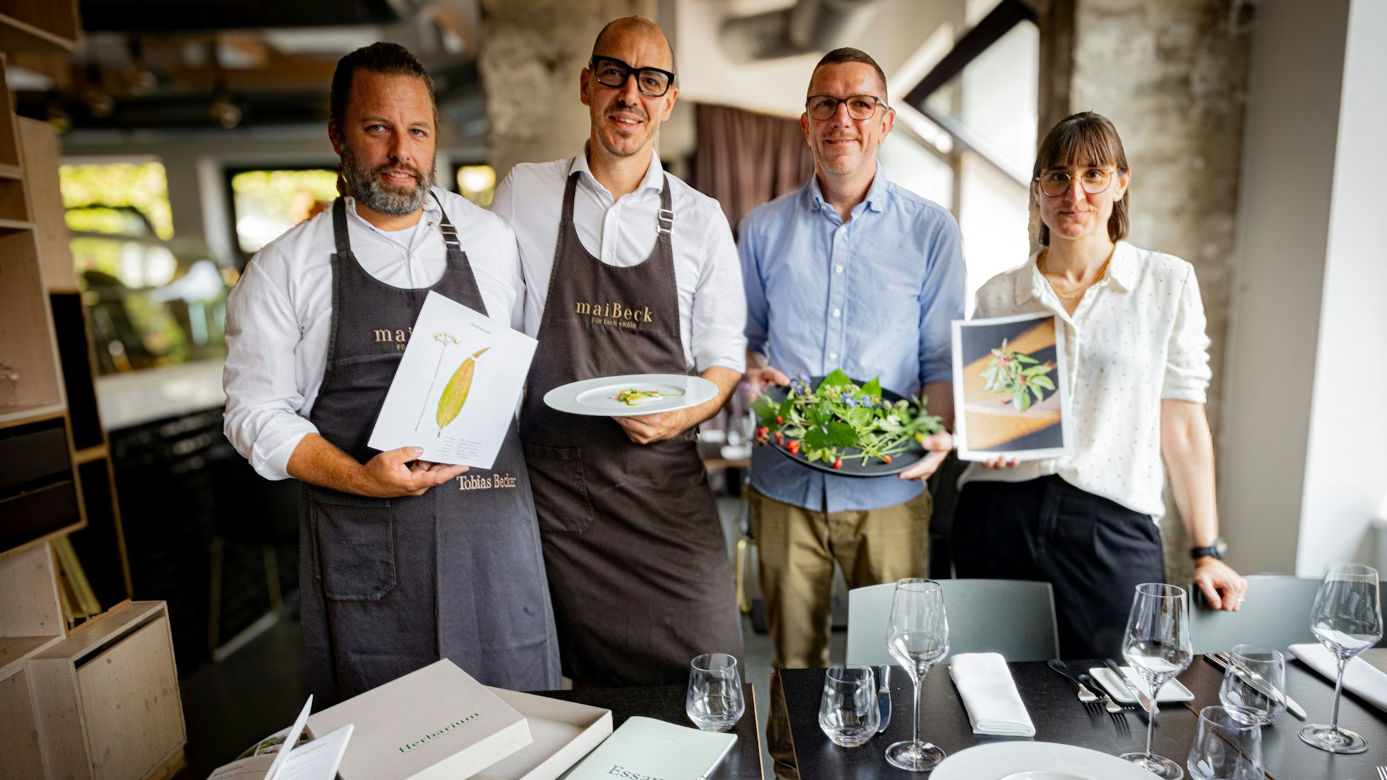Pflanzenbegeistert: Tobias Becker (v.l.), Jan Maier, Johannes J. Arens und Fotografin Jennifer Braun.