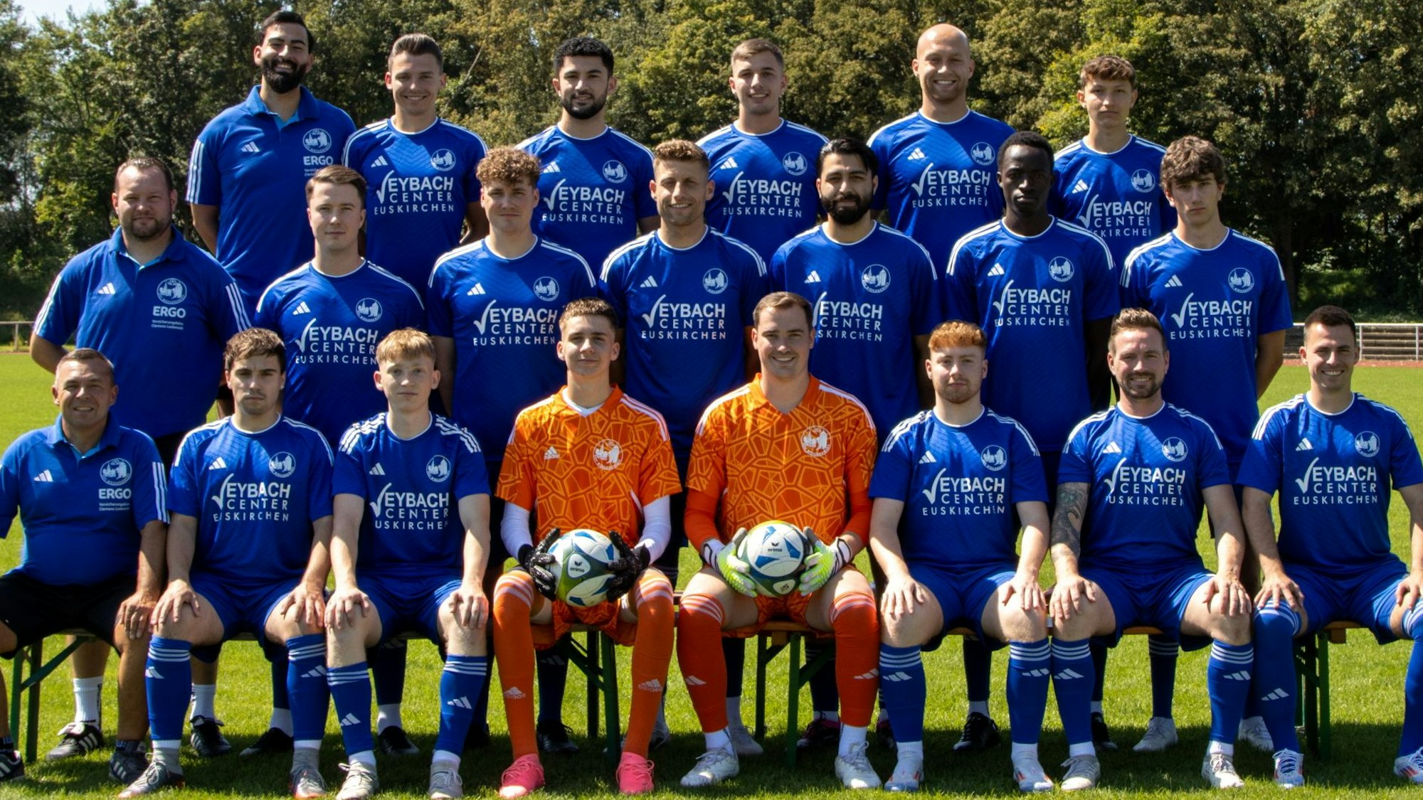 Die Mannschaft des SSV Weilerswist sitzt und steht aufgereiht auf einem Rasenplatz. Im Hintergrund stehen Bäume.