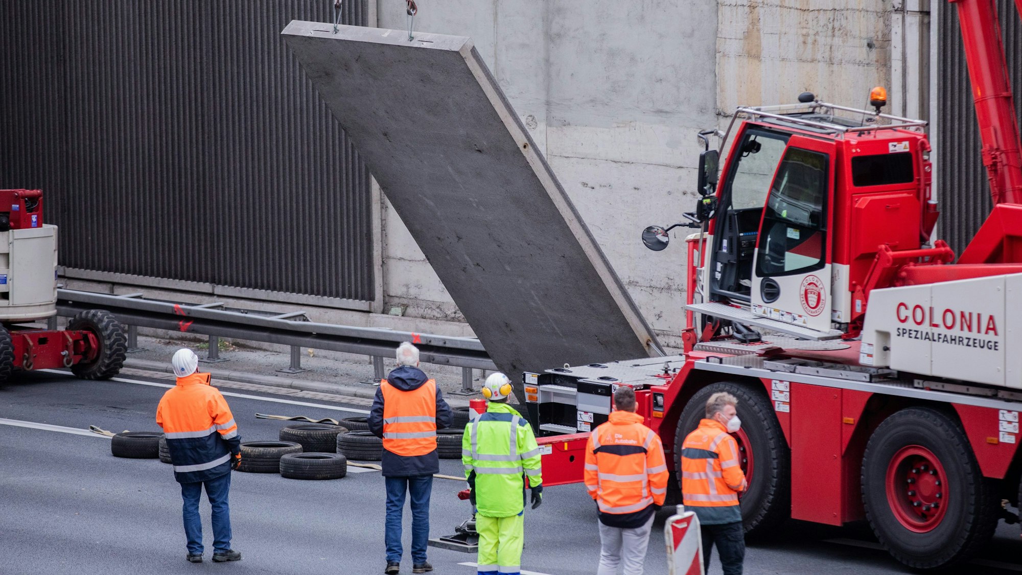 19.11.2020, Nordrhein-Westfalen, Köln: Eine entfernte Betonplatte wird auf der A3 verladen.