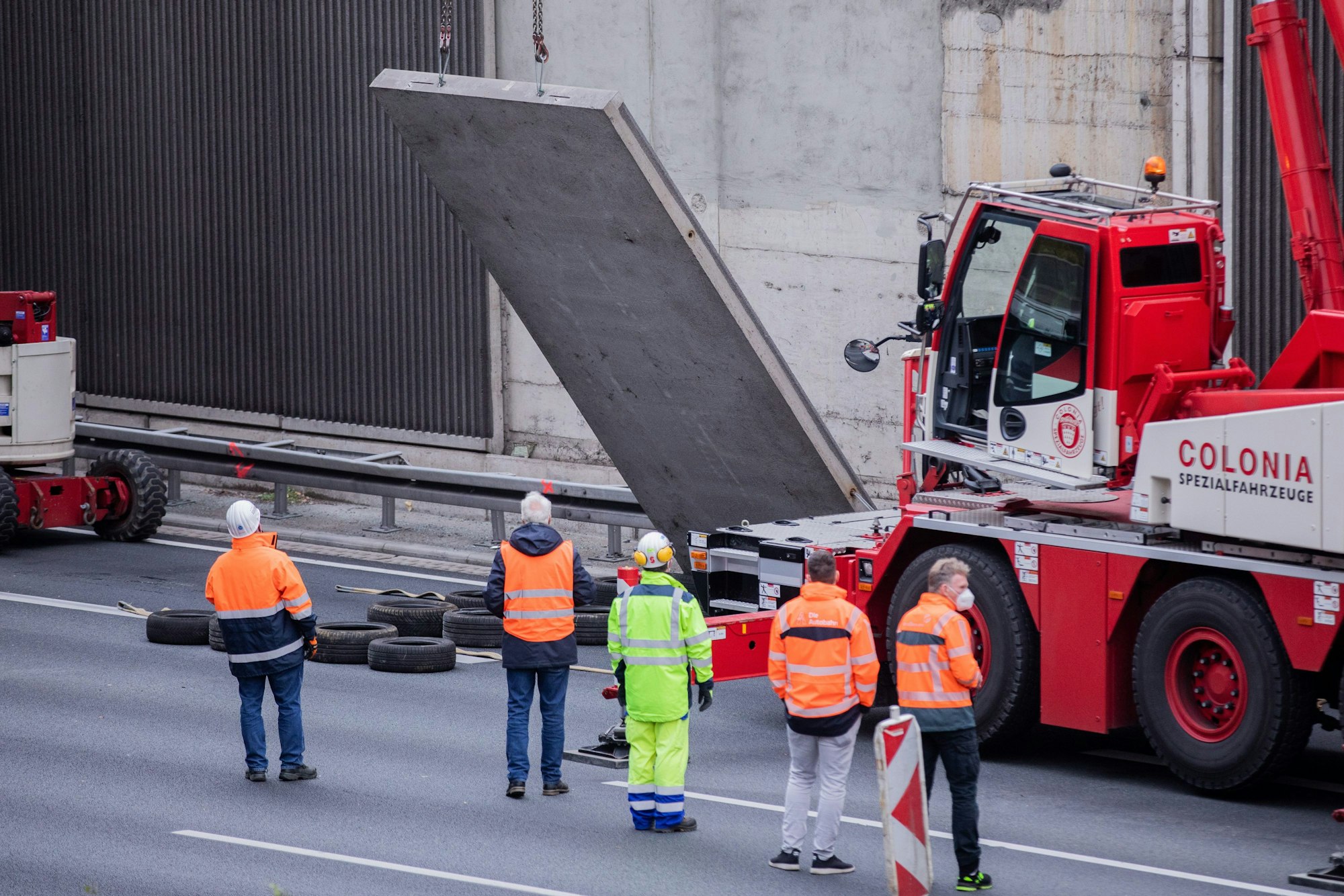 Köln: Eine entfernte Betonplatte wird auf der A3 verladen.