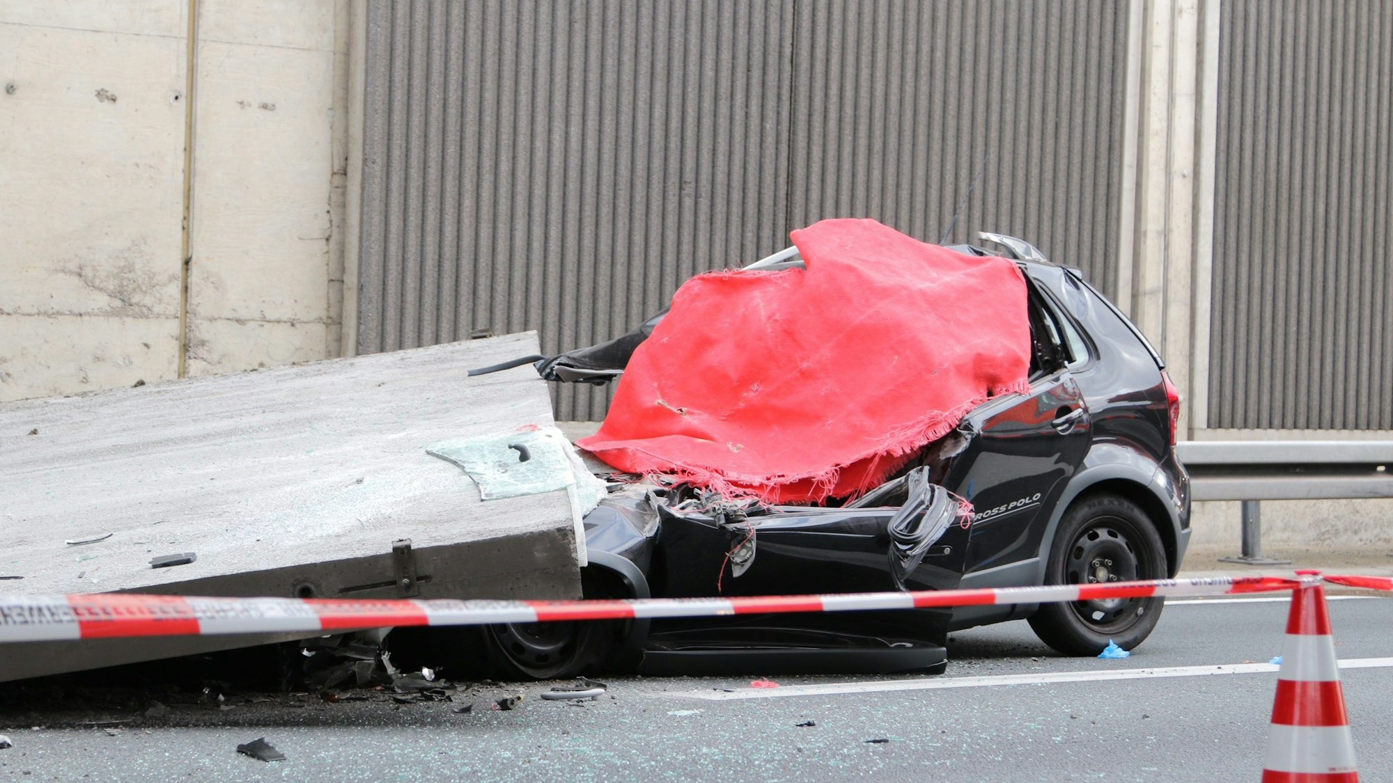 Ein Betonteil einer Lärmschutzwand liegt auf der Autobahn 3 auf einem Pkw.