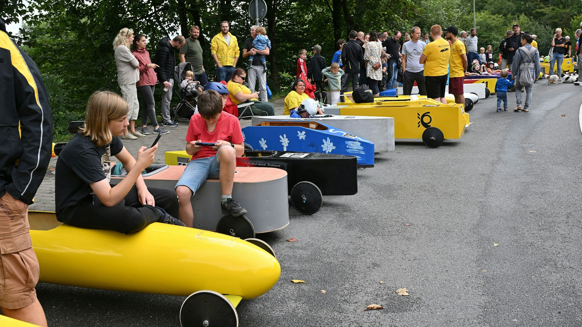 Die Ruhe vor dem Rennen: Blick ins Fahrerlager des Seifenkistenrennens am Overather Schulzentrum.
