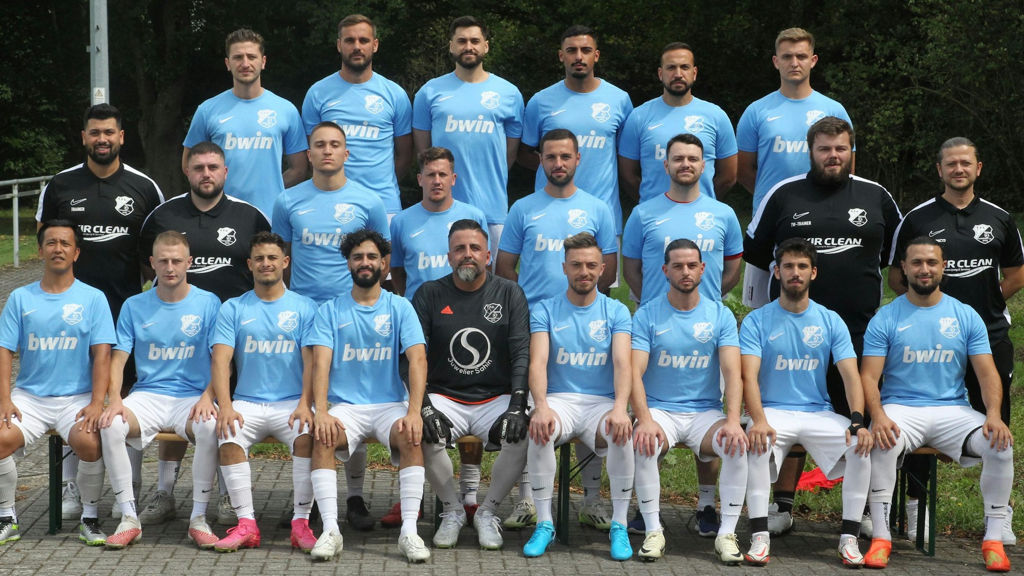 Burak Kir (oben, von links), Daniel Schumacher, Yusuf Ari, Mazlum Cakmak, Muhammed Köylüoglu, Erwin Paluch, Trainer Abdulwahab Albira, Co-Trainer Harun Fidan, Sinan Nadaroglu, Sascha Birkenkamp, Jonut Filimon, Enes Sisman, Torwart-Trainer Fabian Jakobs, Vorsitzender Murat Kir, Khan Vo (unten, von links), Dennis Birkenkamp, Taylan Turhan, Fahad Momand, Hikmet Cihan, Homam Abou Samra, Konstantinos Karkalis, Idrishan Mut und Usama Bouskouchi vom TFC Inter Troisdorf.