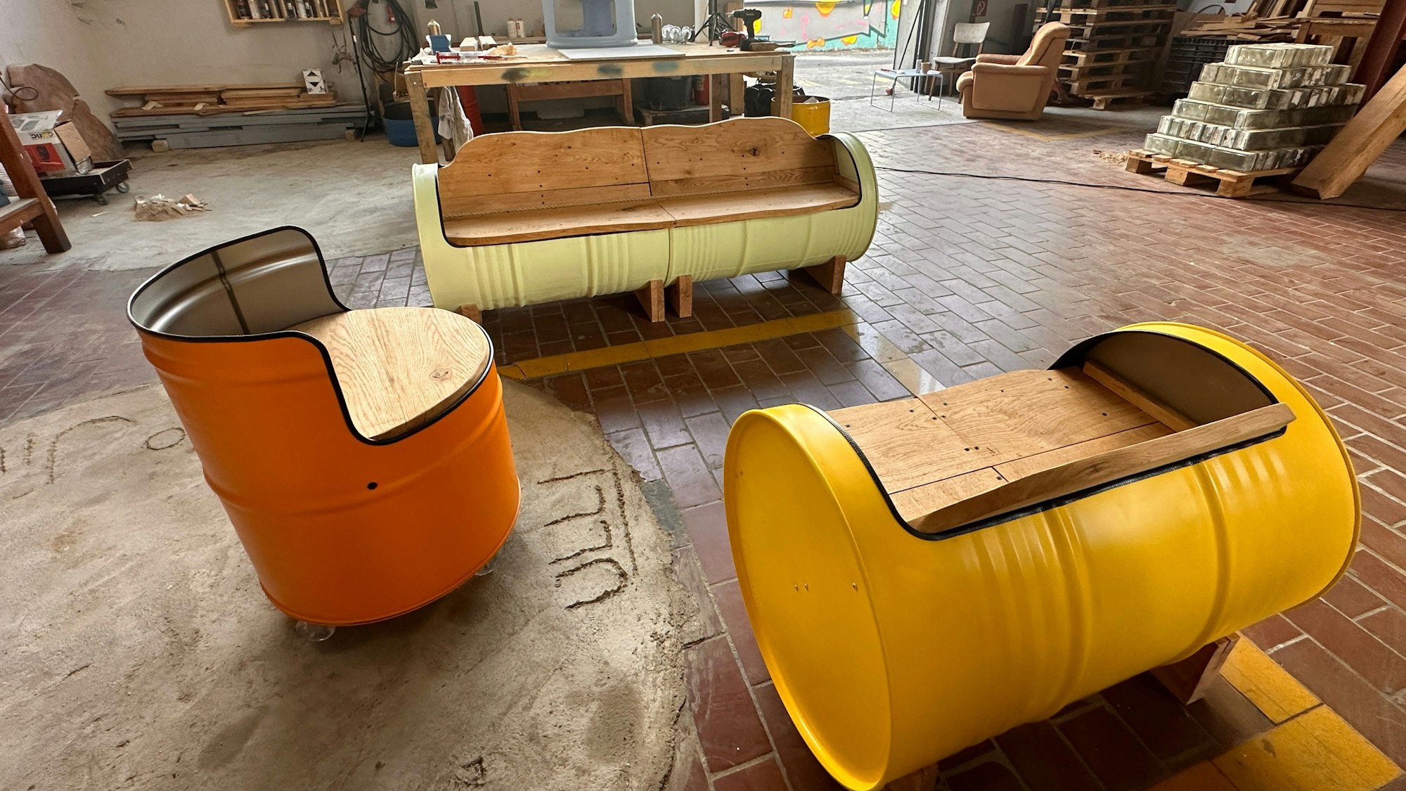 Diese alten Ölfässer wurden zu einer Möbelecke für einen Friseursalon upgecycelt.