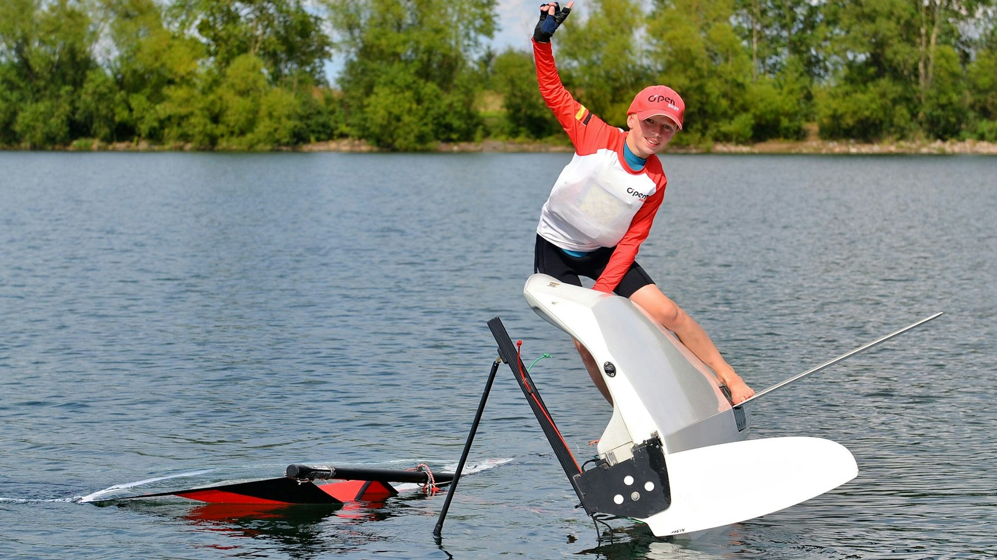 Till zeigt, wie er sich auf seinem gekenterten Boot über Wasser hält.