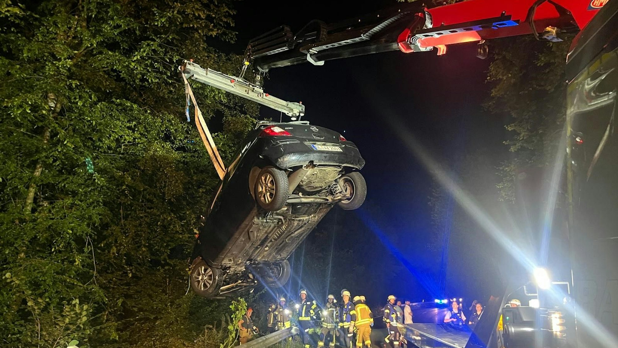 Mit einem Kran musste der Opel Corsa nach dem Unfall in Lohmar über die Leitplanke der L86 gehoben werden.