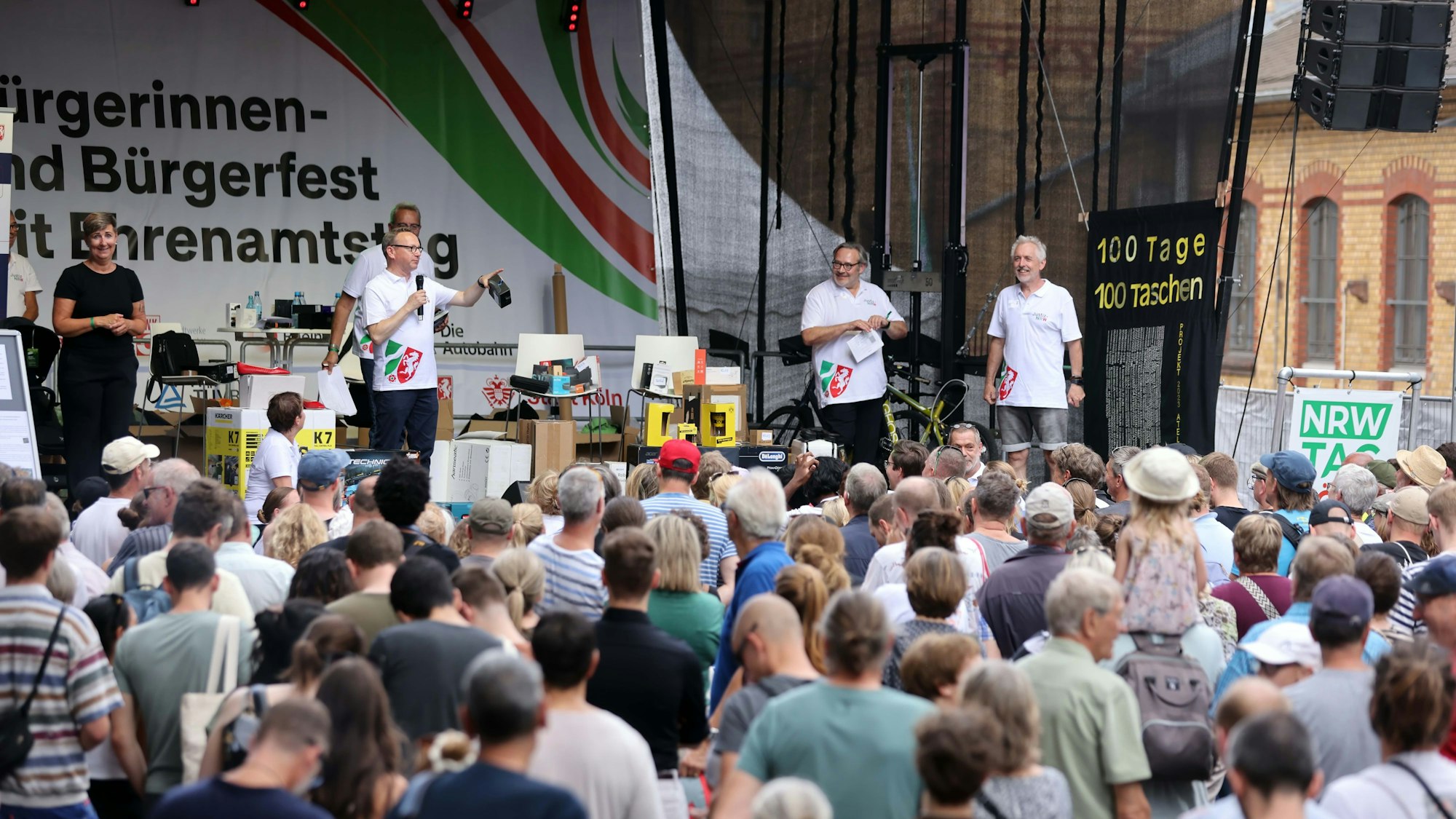 Beliebter Programmpunkt: Versteigerung gepfändeter Objekte.