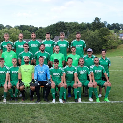 Die Kreisliga-A-Mannschaft des SV Sötenich steht in drei Reihen auf einem Rasenplatz mit weiß gesprühten Linien.