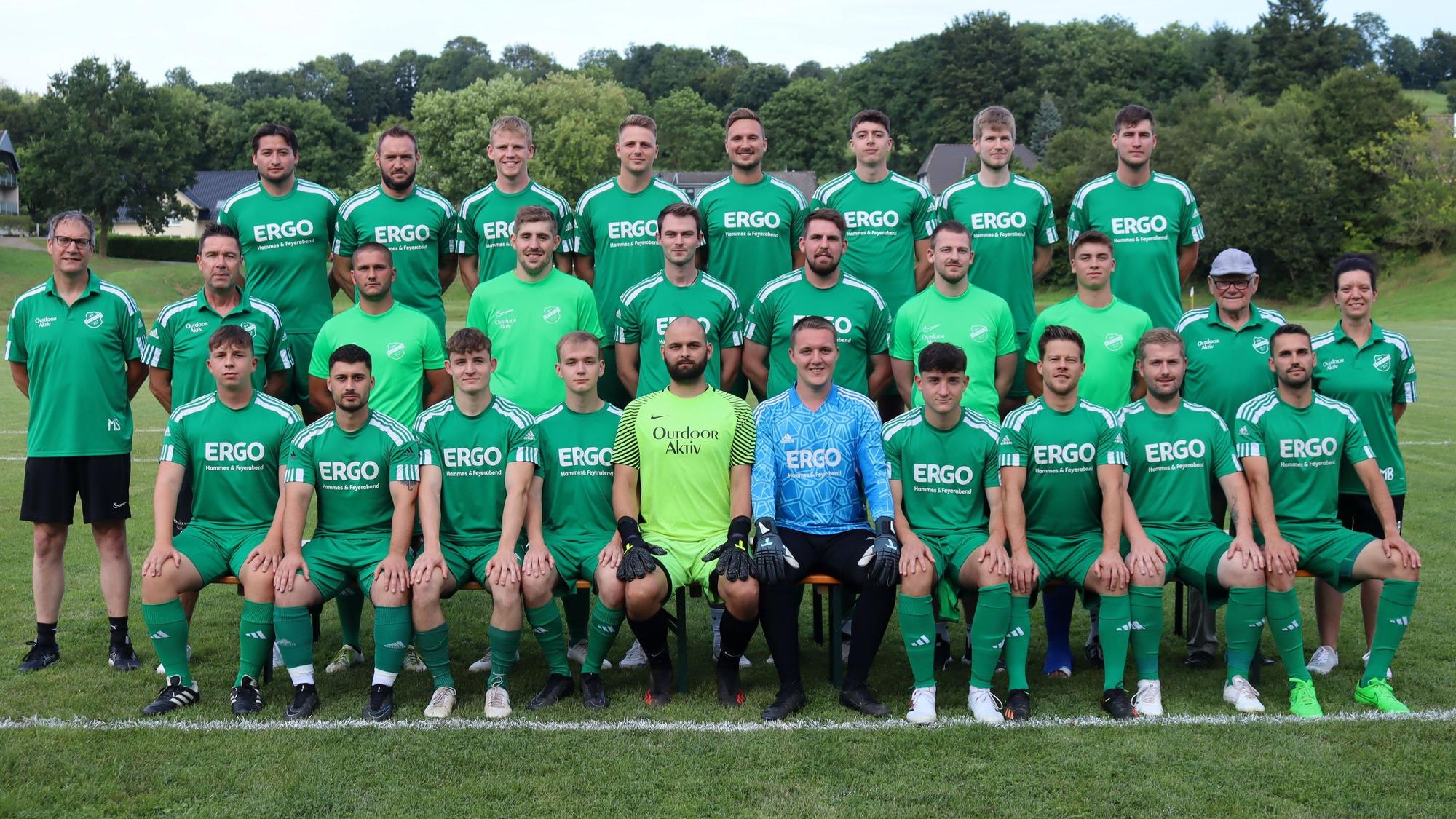 Die Kreisliga-A-Mannschaft des SV Sötenich steht in drei Reihen auf einem Rasenplatz mit weiß gesprühten Linien.
