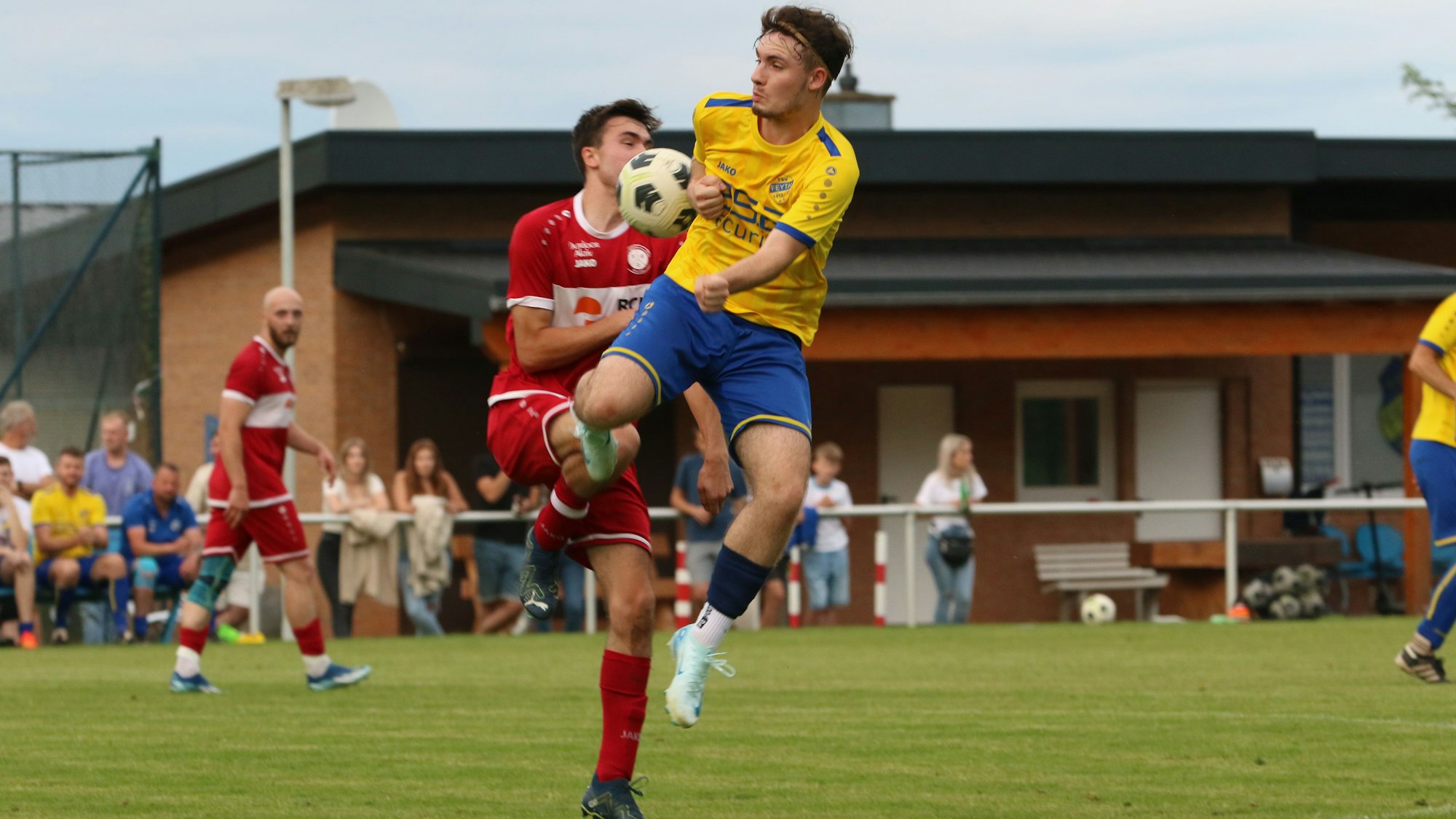 Das Bild zeigt den Zweikampf der beiden Spieler. Der Ball befindet sich genau zwischen den Akteuren.