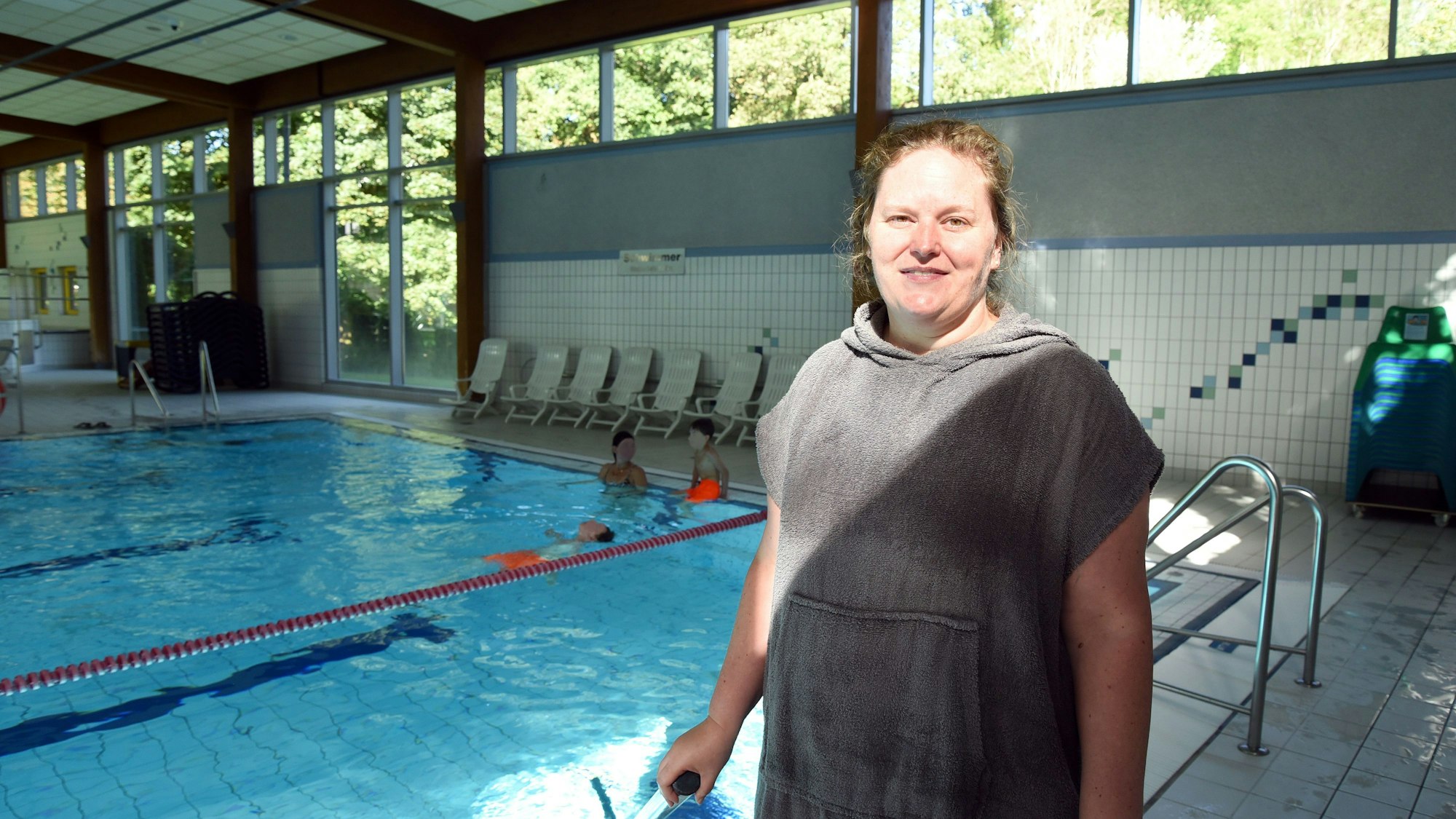 Kursleiterin Sandra Liebrecht beaufsichtigt die Neuschwimmer.