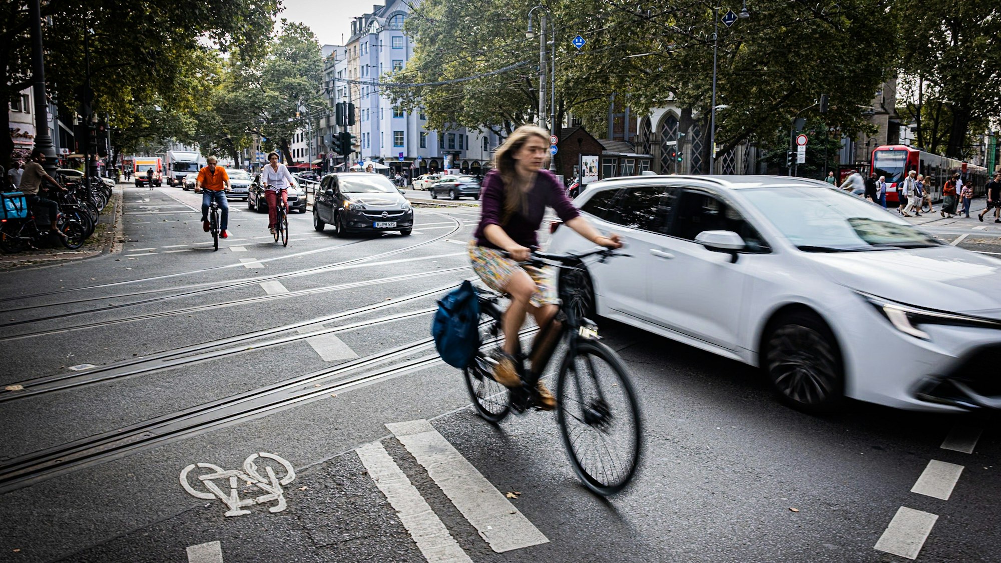 Eine viel befahrende Kreuzung