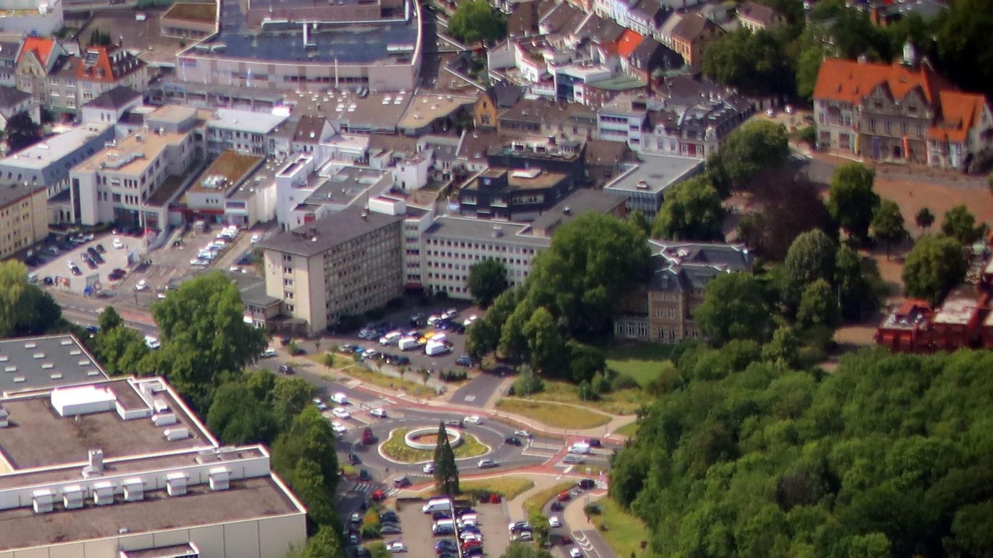 Das Foto zeigt die beiden alten Stadthäuser von Bergisch Gladbach