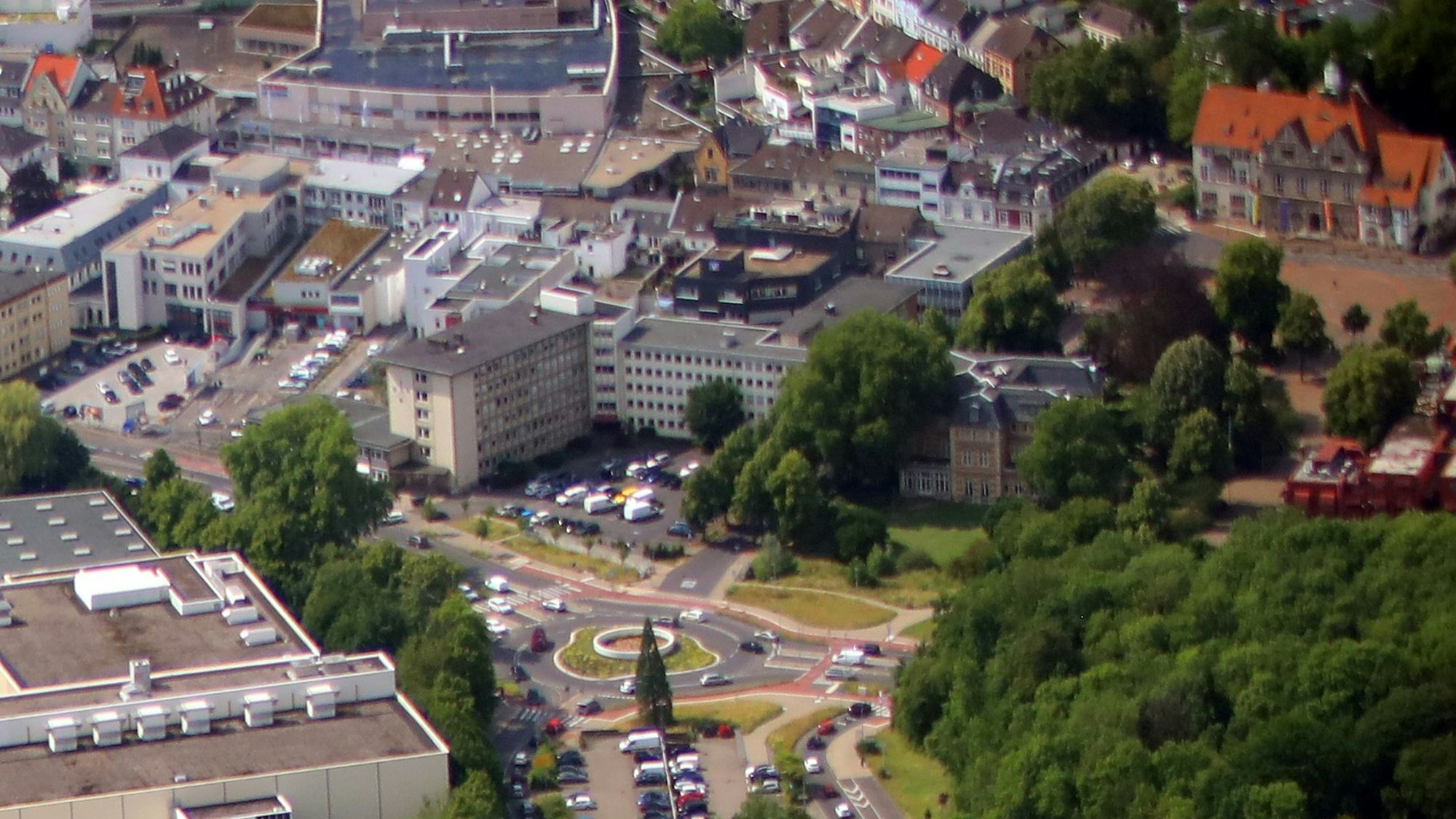 Das Foto zeigt die beiden alten Stadthäuser von Bergisch Gladbach