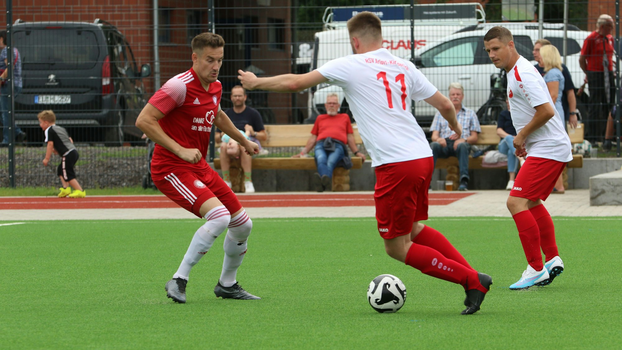 Das Bild zeigt, wie Nico Wiesen den Ball am Fuß hat und zum Dribbling gegen den Sohn des ehemaligen Euskirchener Bürgermeisters angesetzt hat.