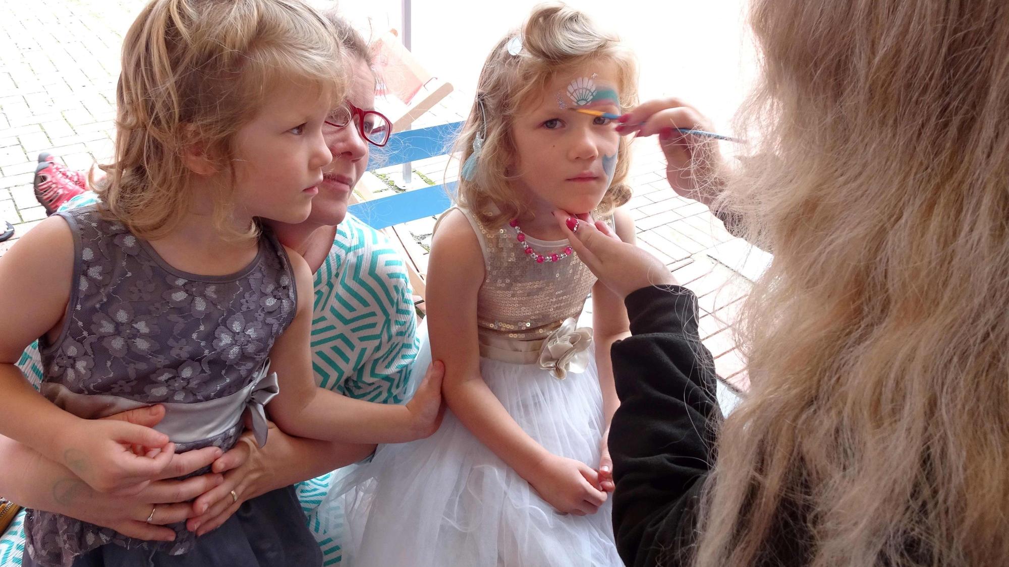 Das Kinderschminken machte allen Spaß: Rebecca (fünf Jahre, links), Schwester Charlotte (ebenfalls fünf Jahre) und Mutter Corinna Mann aus Rheinbach.