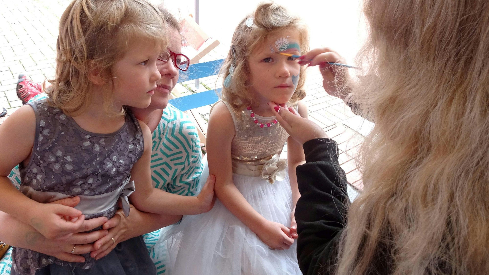 Das Kinderschminken machte allen Spaß: Rebecca (fünf Jahre, links), Schwester Charlotte (ebenfalls fünf Jahre) und Mutter Corinna Mann aus Rheinbach.